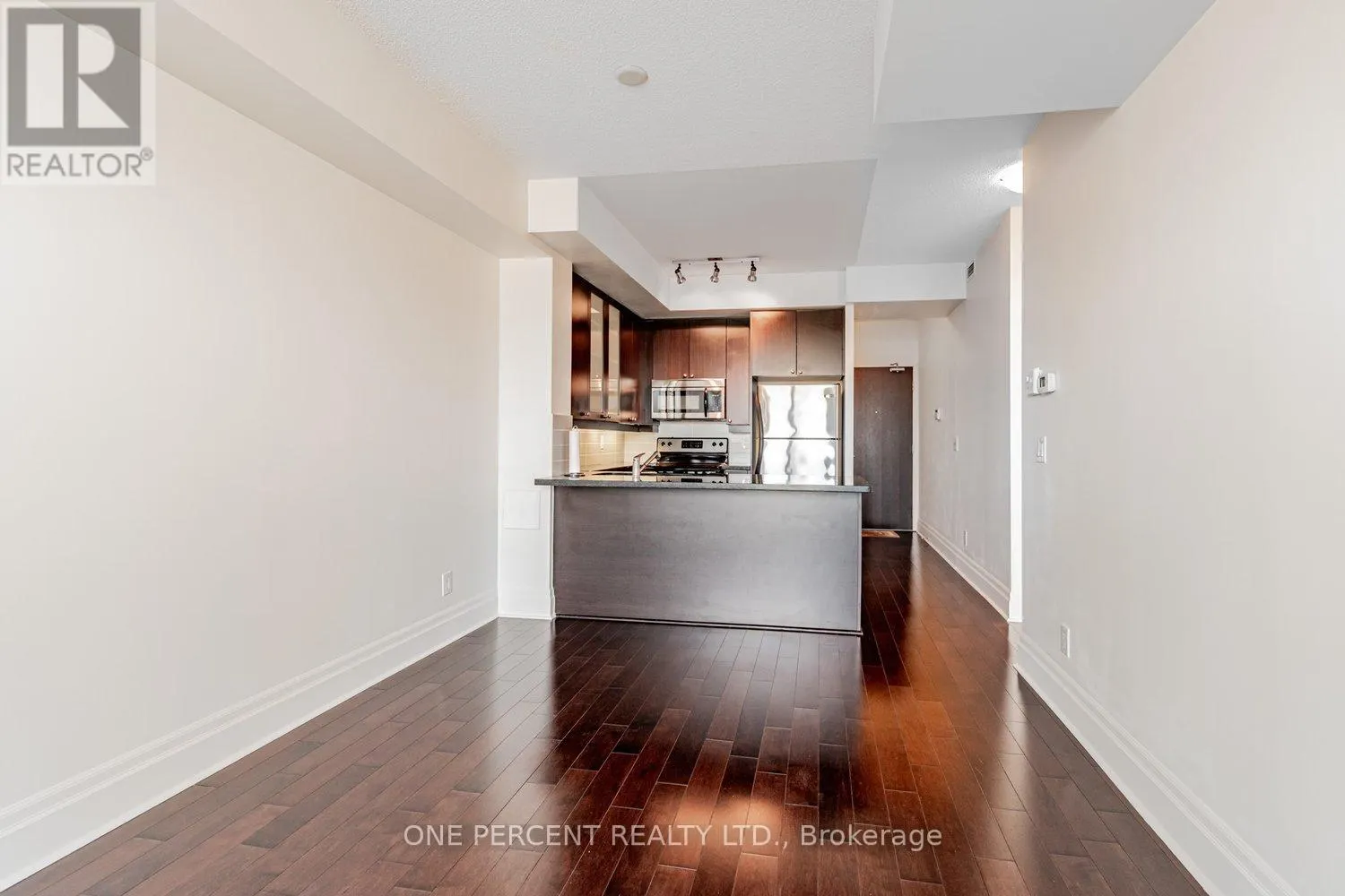 401 - 21 UPPER DUKE CRESCENT