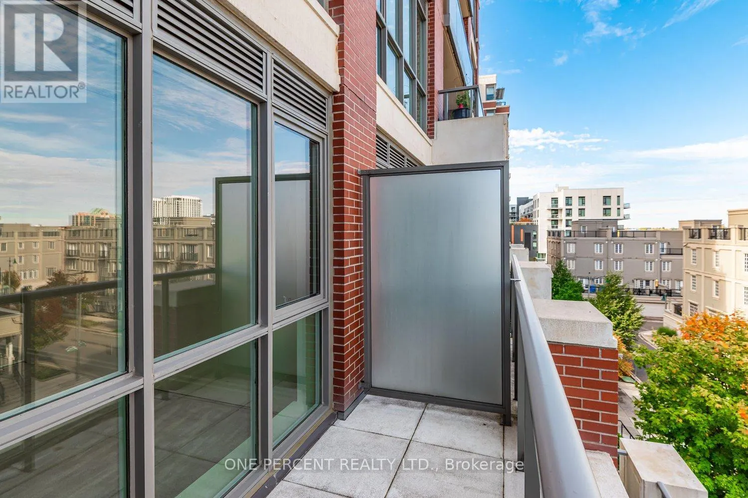 401 - 21 UPPER DUKE CRESCENT