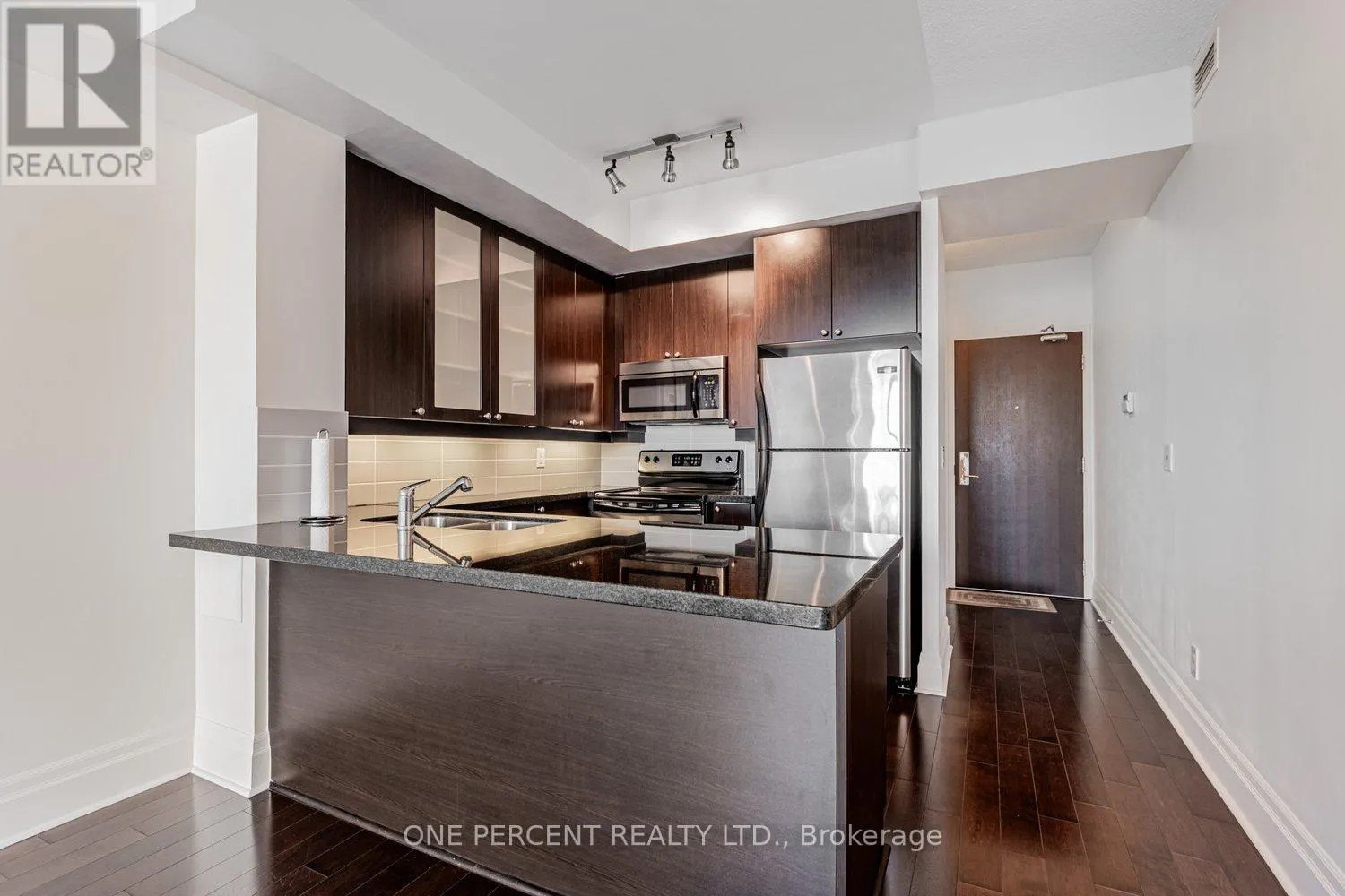 401 - 21 UPPER DUKE CRESCENT