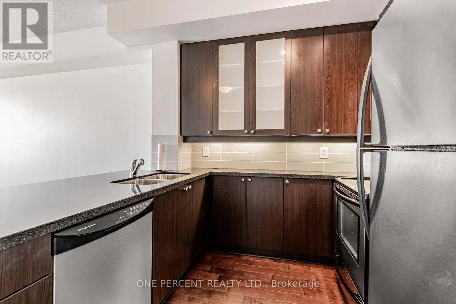 401 - 21 UPPER DUKE CRESCENT