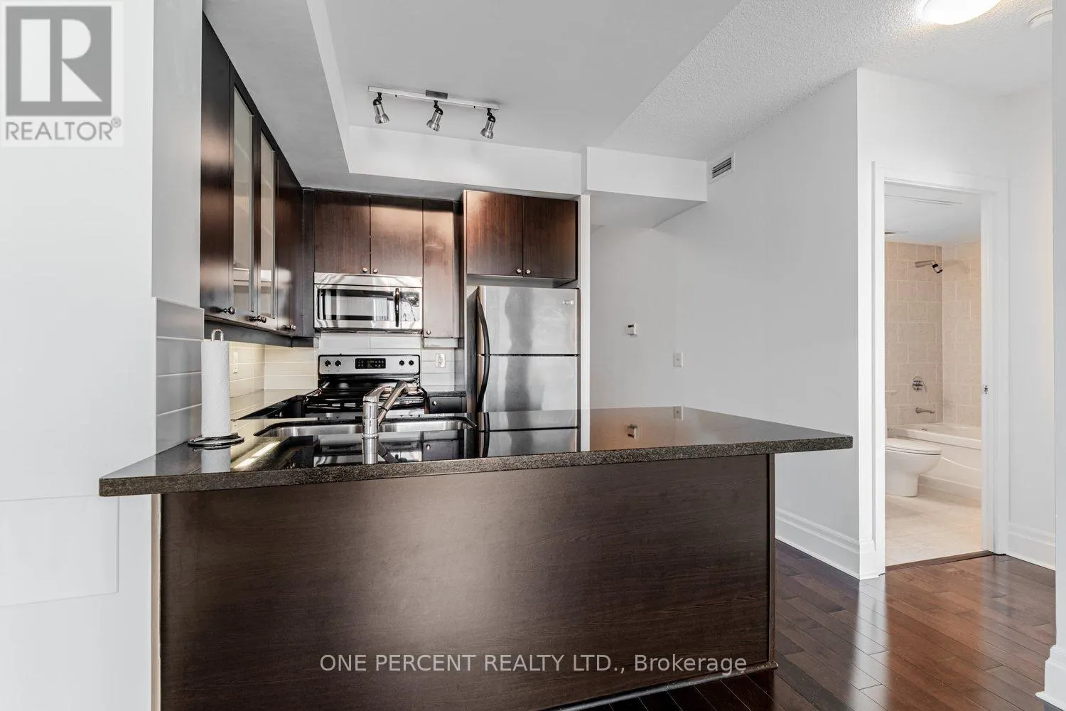 401 - 21 UPPER DUKE CRESCENT