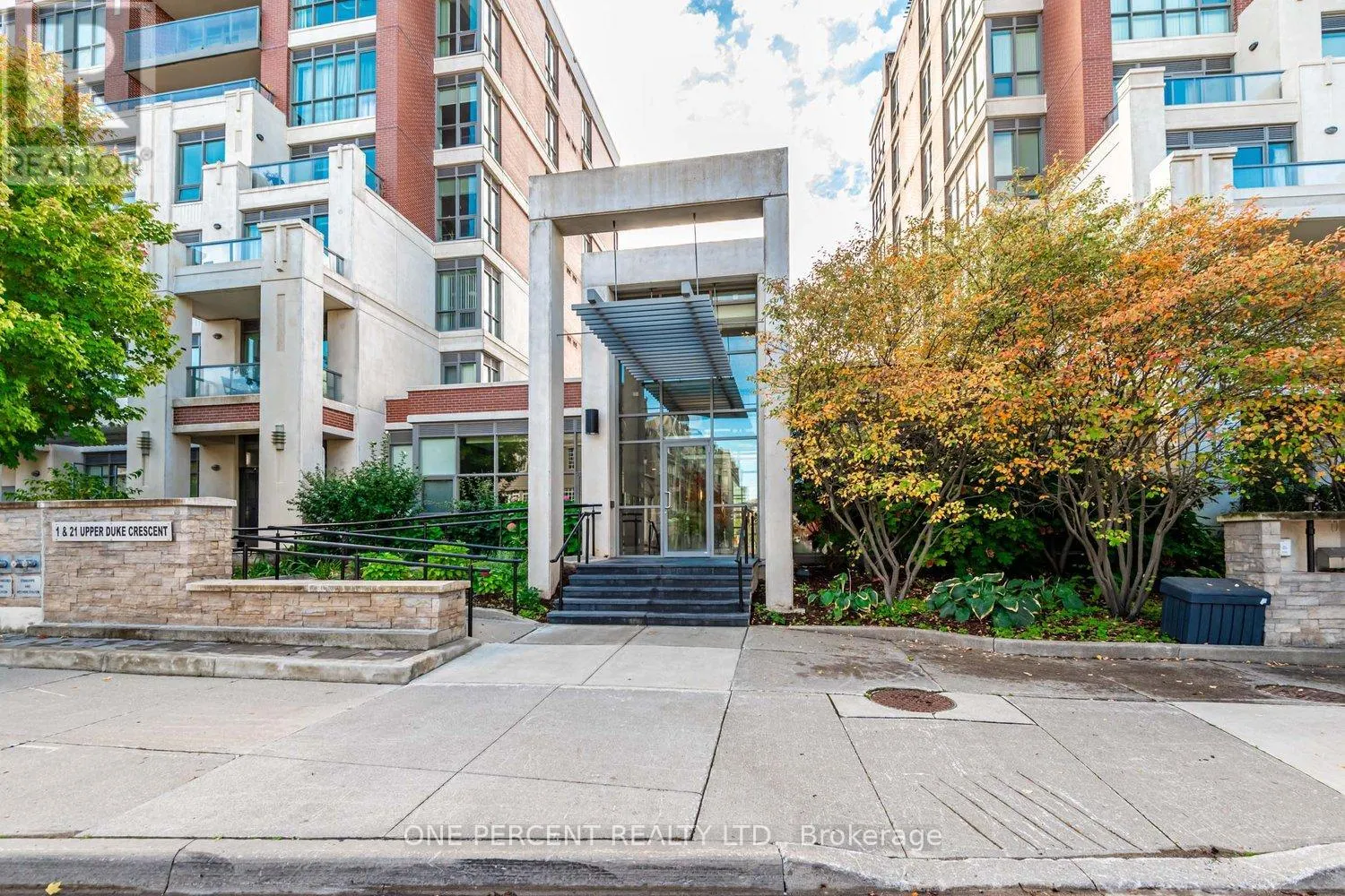 401 - 21 UPPER DUKE CRESCENT