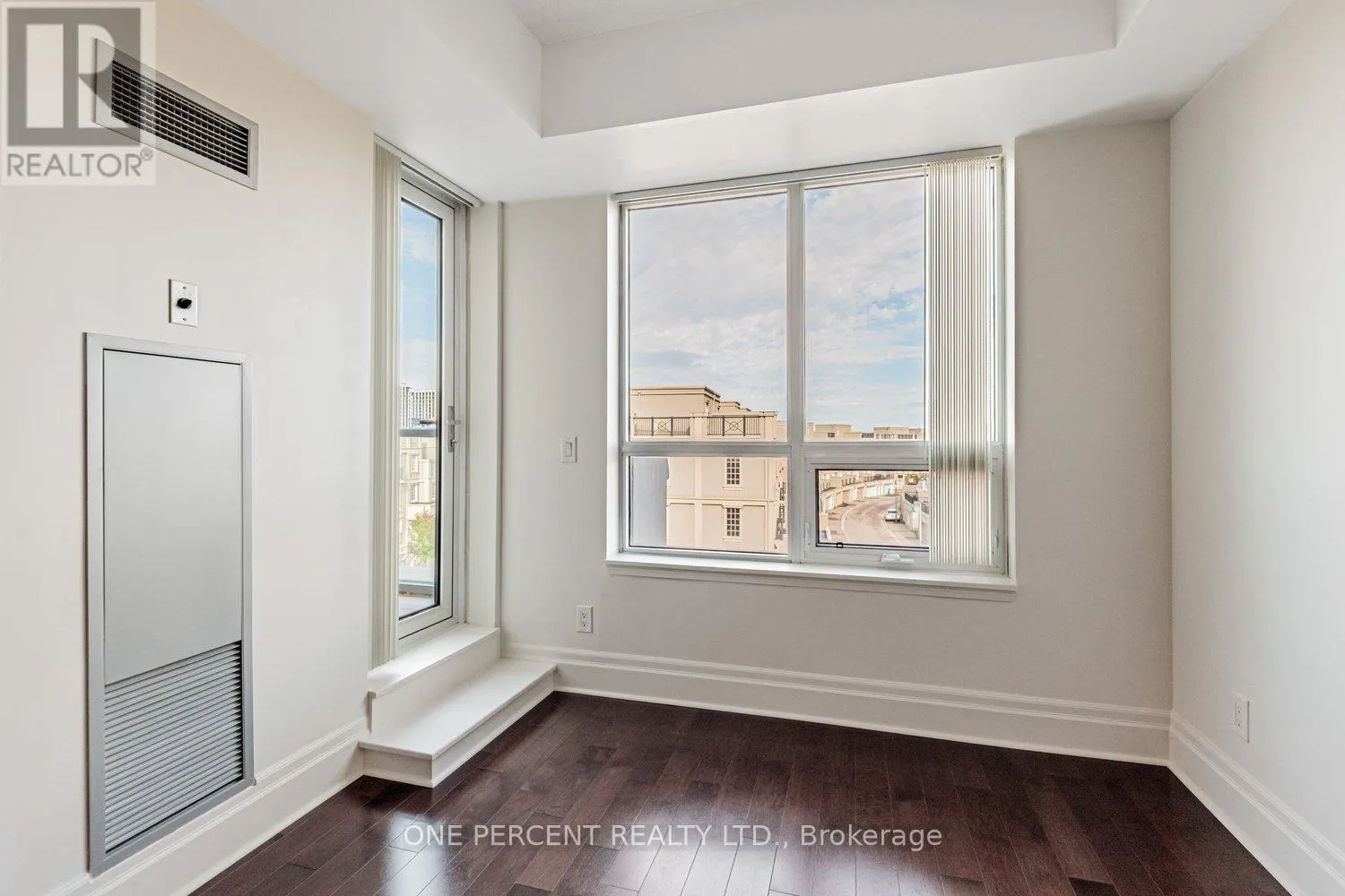 401 - 21 UPPER DUKE CRESCENT