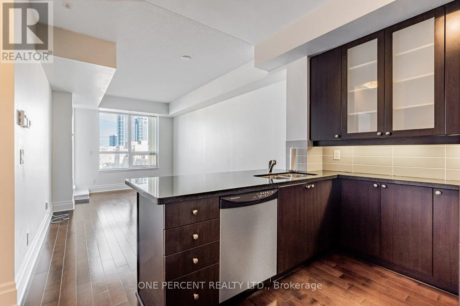 401 - 21 UPPER DUKE CRESCENT