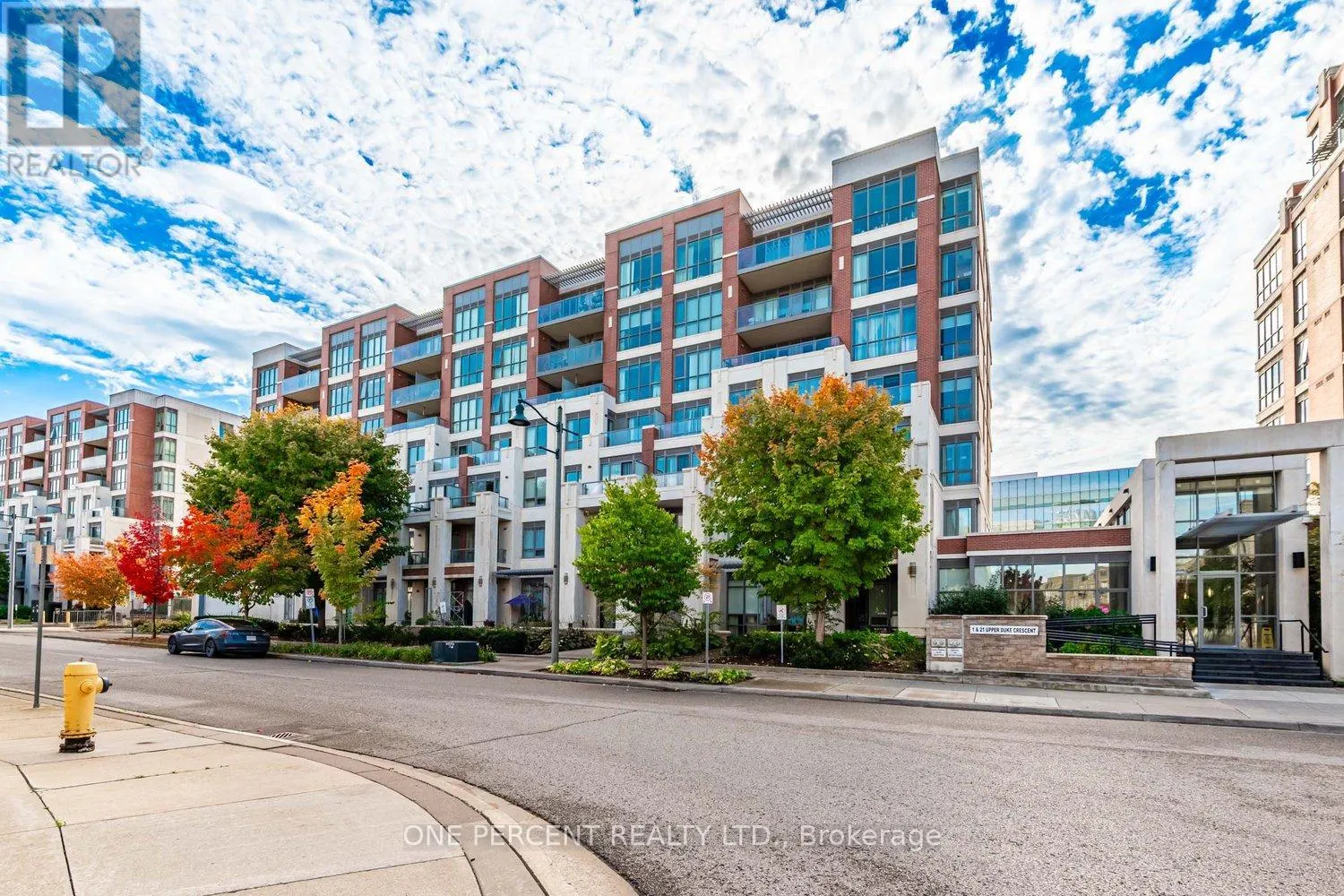 401 - 21 UPPER DUKE CRESCENT