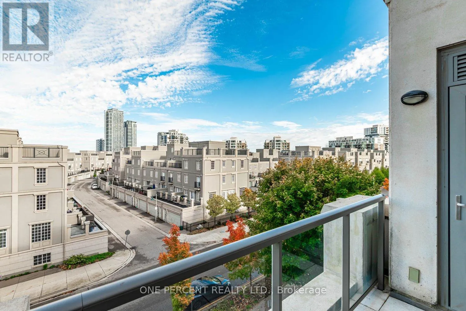 401 - 21 UPPER DUKE CRESCENT