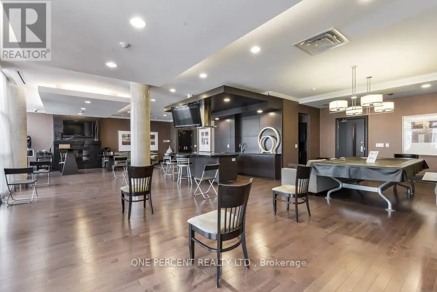 401 - 21 UPPER DUKE CRESCENT