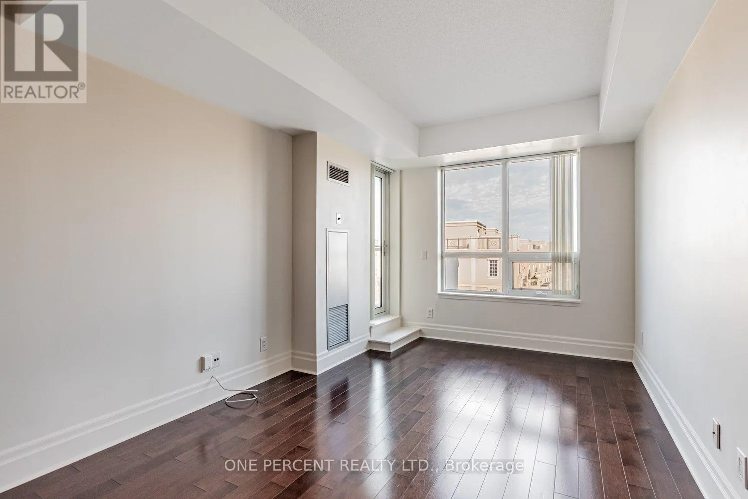 401 - 21 UPPER DUKE CRESCENT