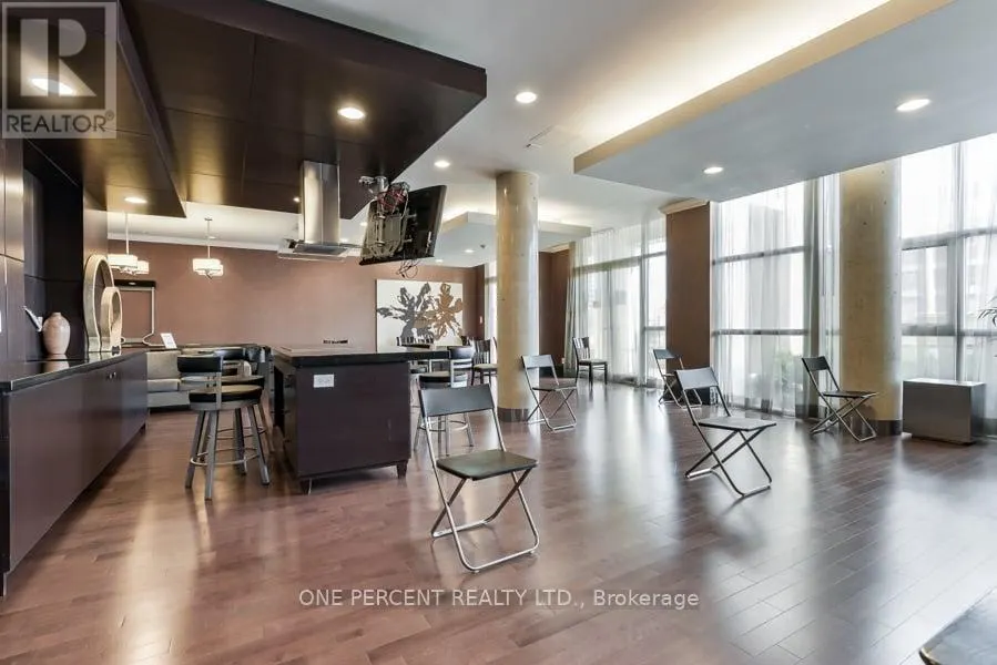 401 - 21 UPPER DUKE CRESCENT