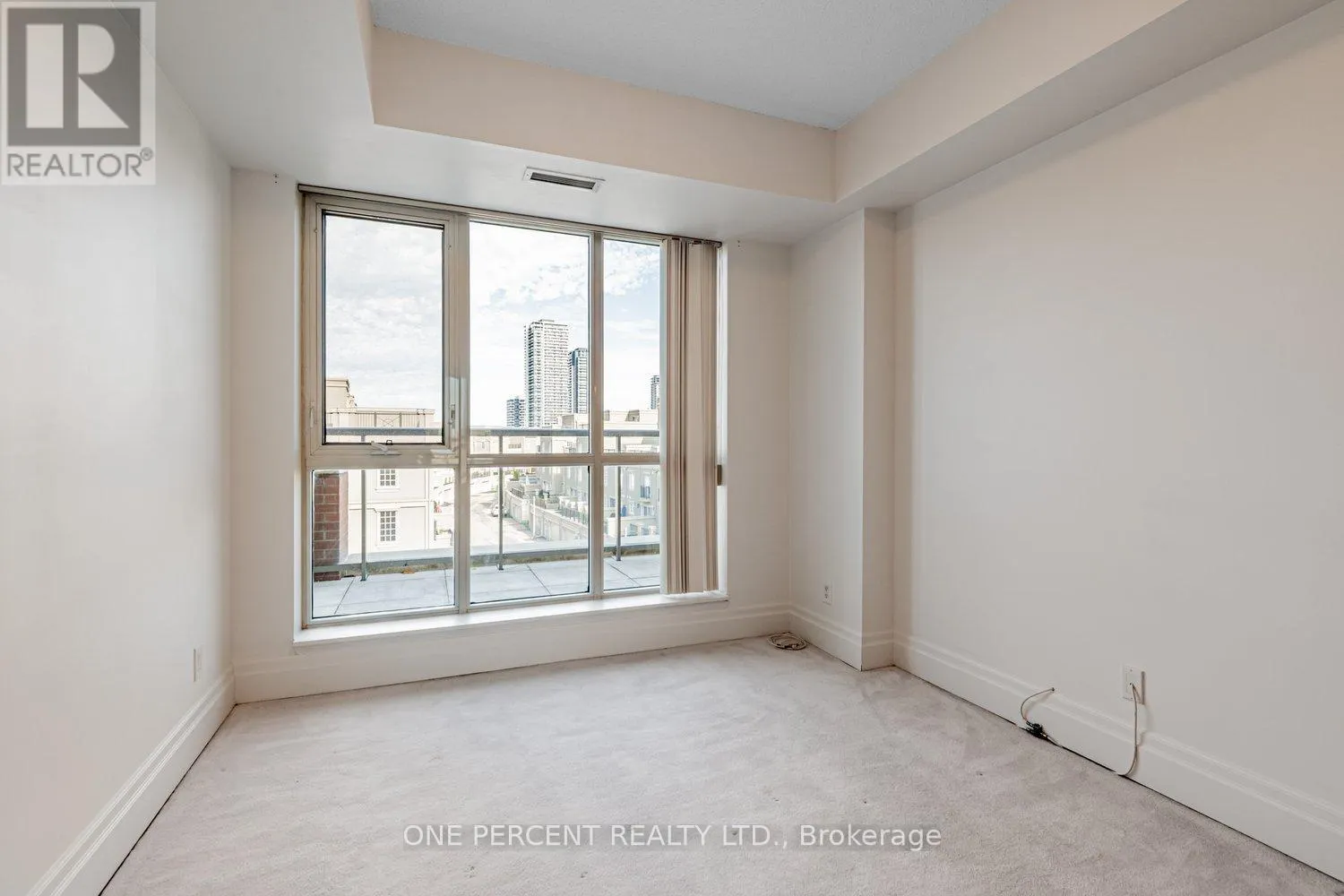 401 - 21 UPPER DUKE CRESCENT