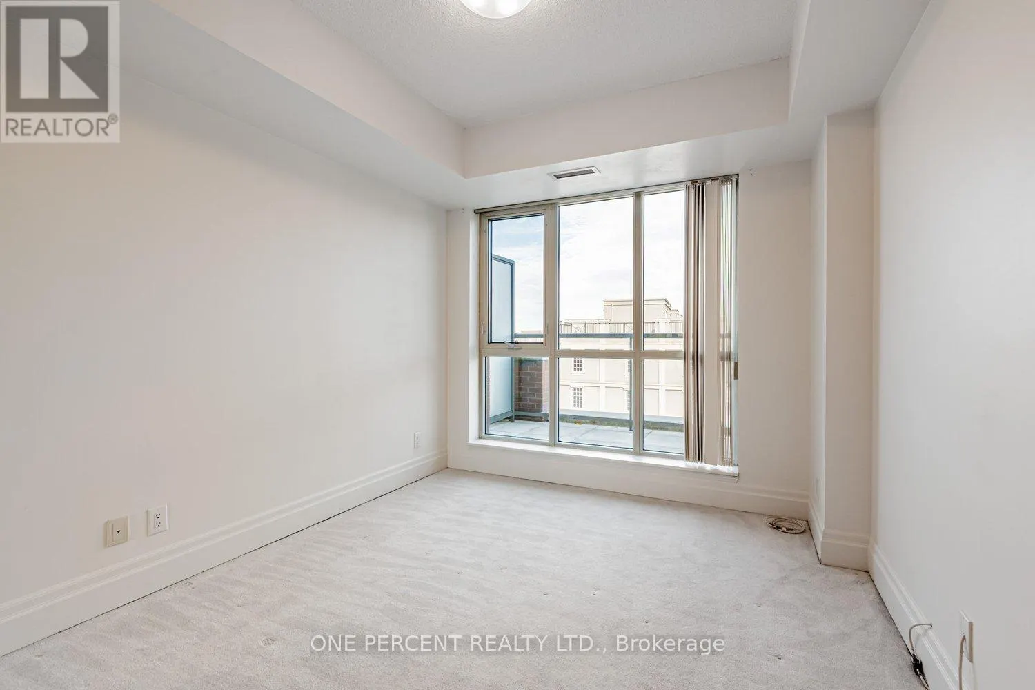 401 - 21 UPPER DUKE CRESCENT
