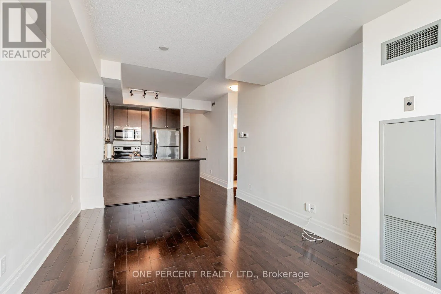 401 - 21 UPPER DUKE CRESCENT