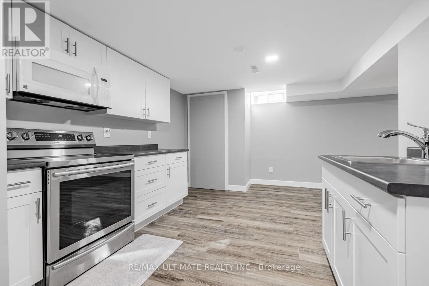 LOWER - 977 FERNDALE CRESCENT