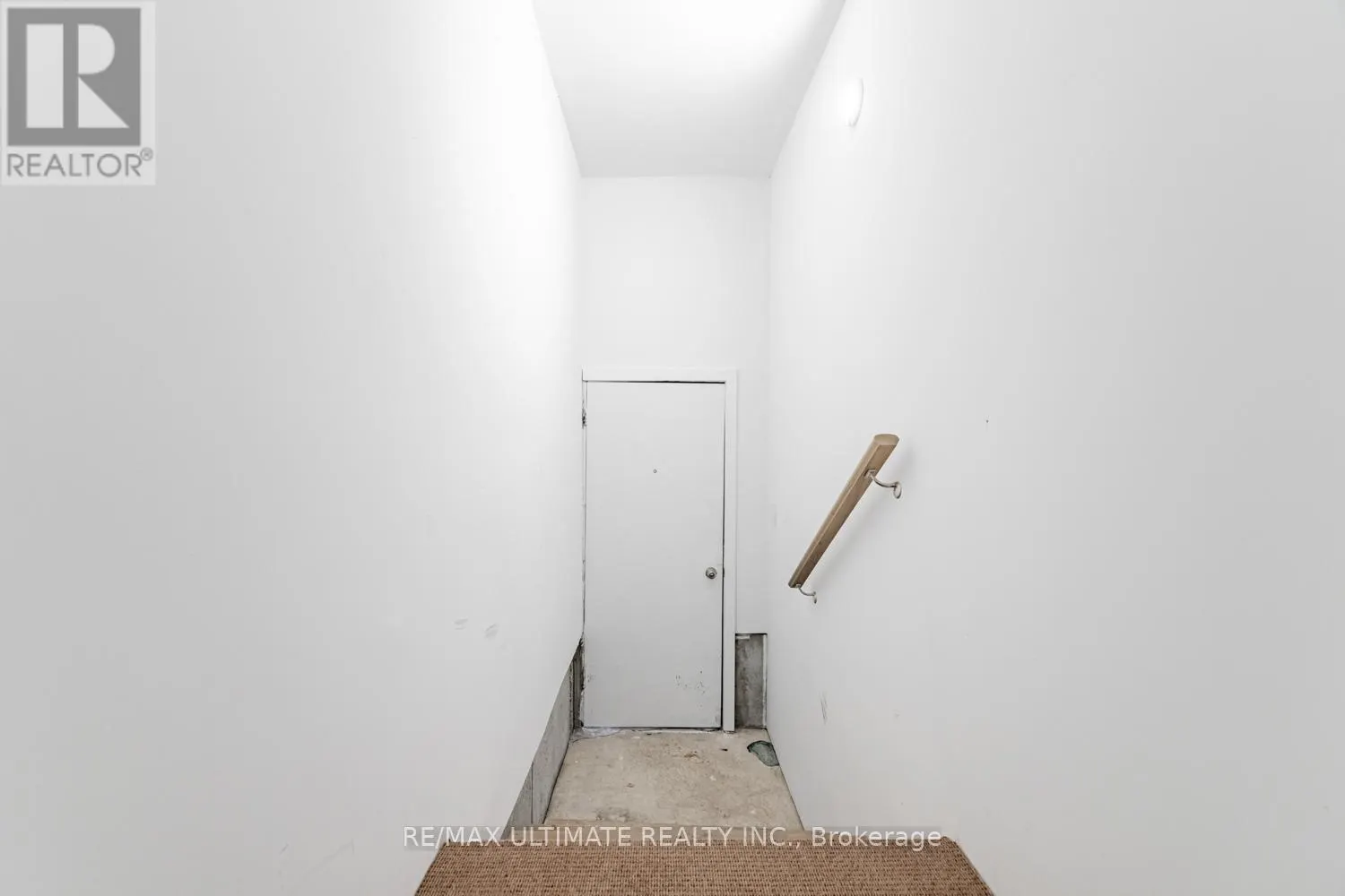 LOWER - 977 FERNDALE CRESCENT