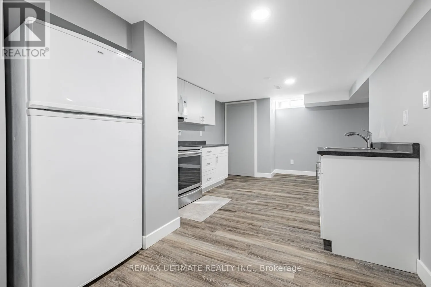 LOWER - 977 FERNDALE CRESCENT