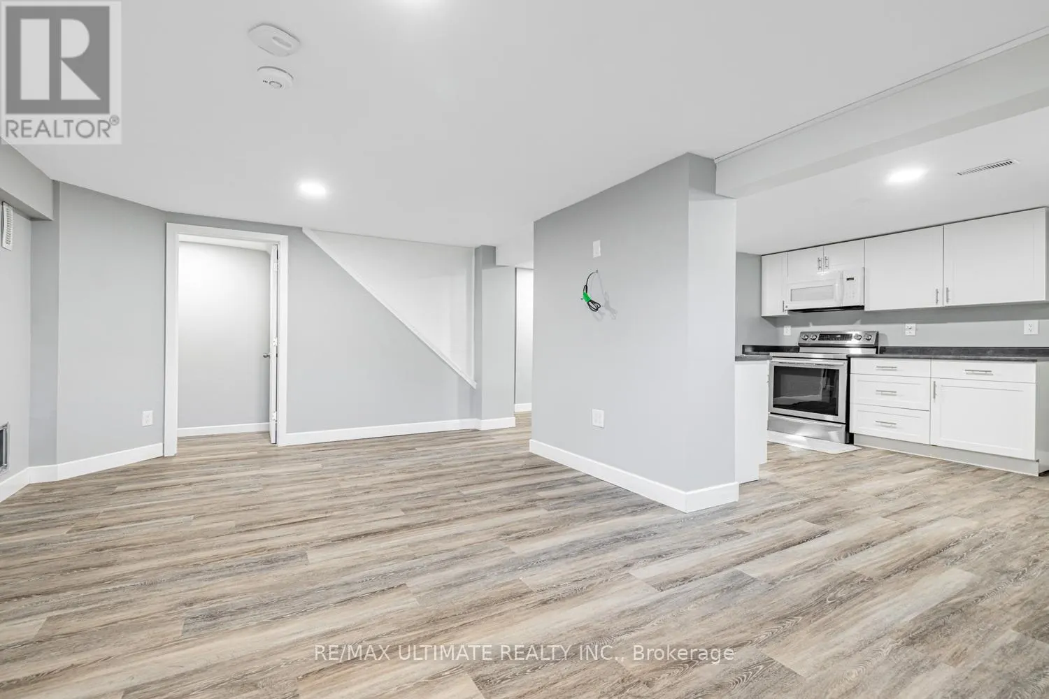 LOWER - 977 FERNDALE CRESCENT