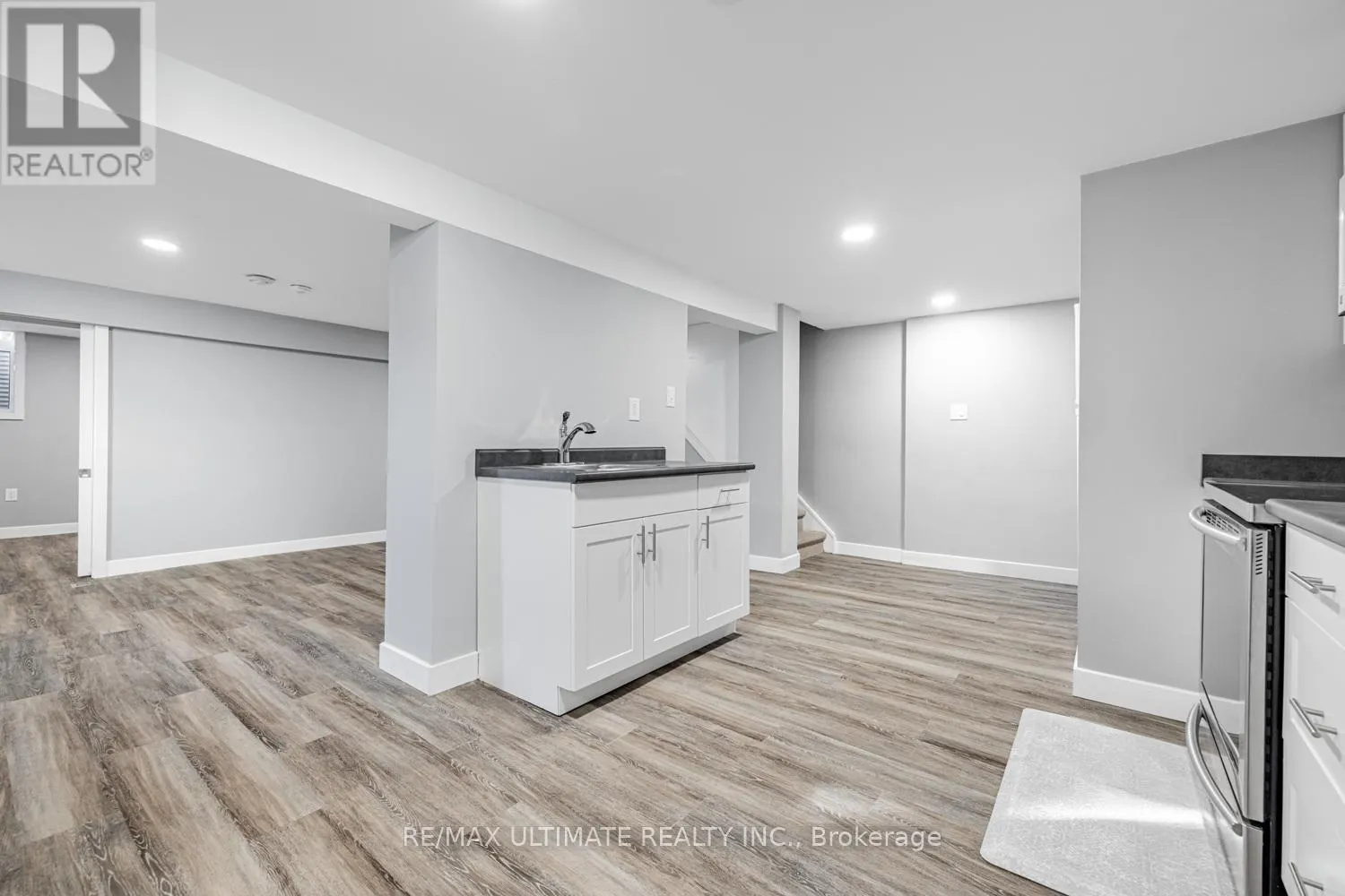 LOWER - 977 FERNDALE CRESCENT