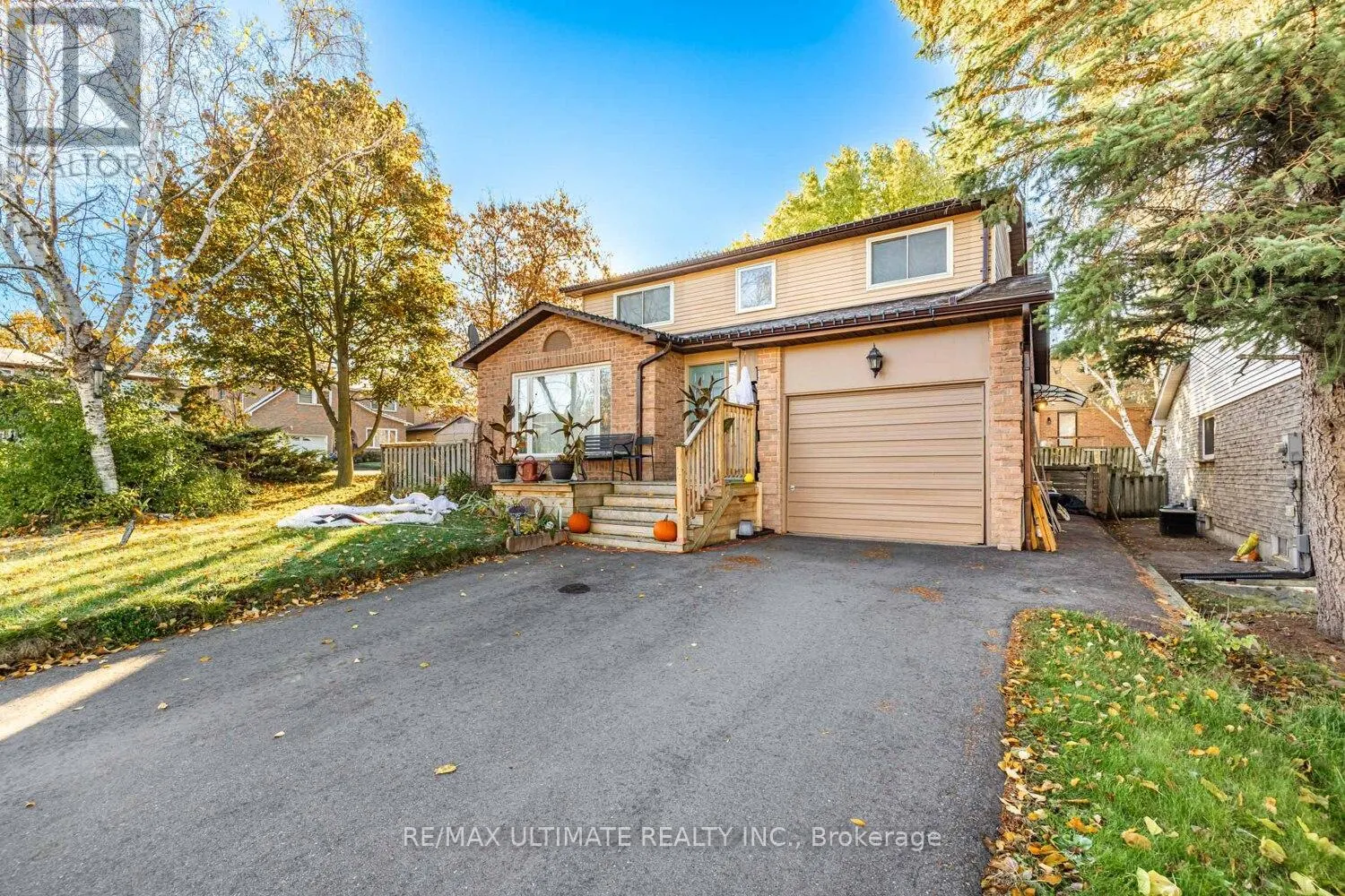 LOWER - 977 FERNDALE CRESCENT