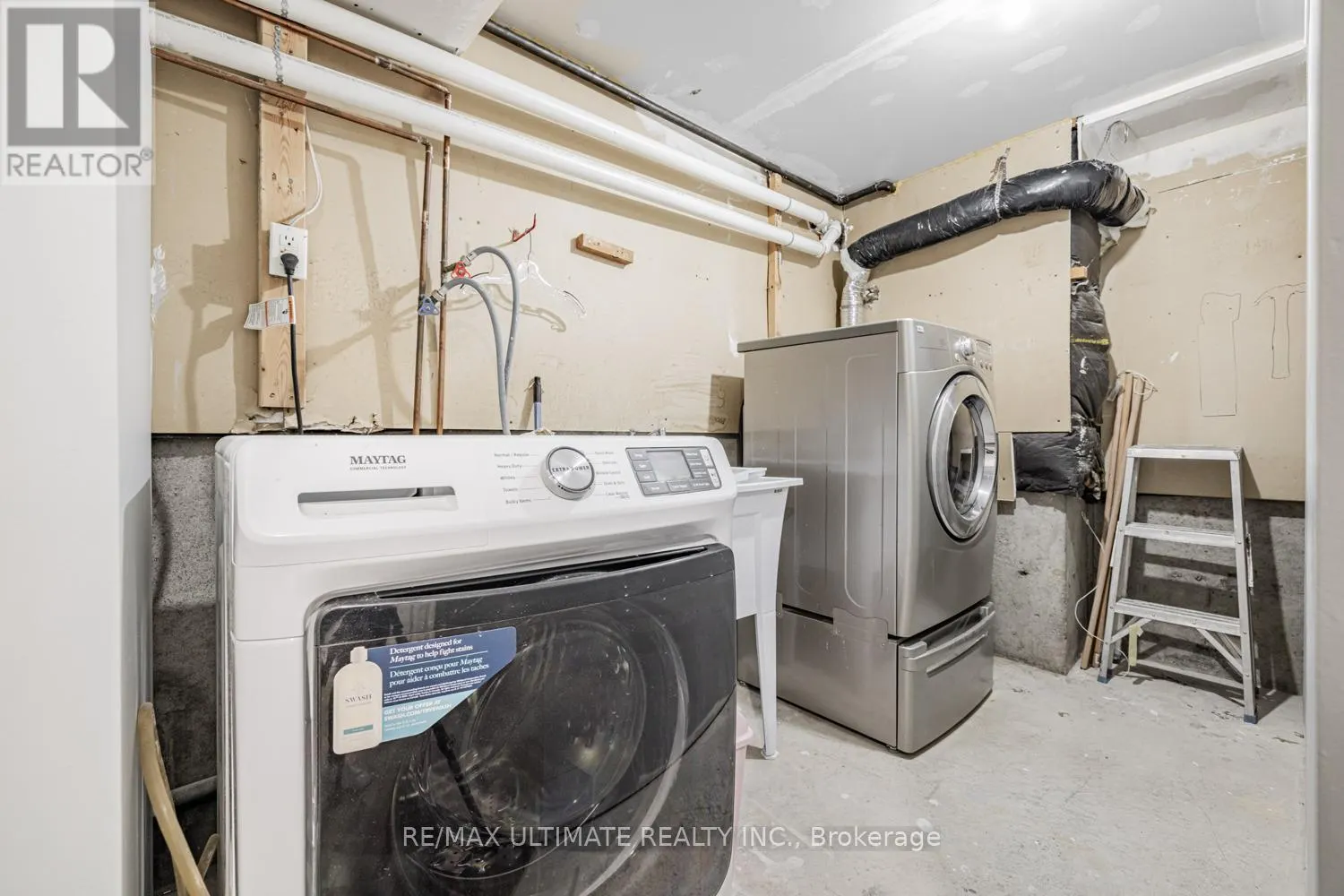 LOWER - 977 FERNDALE CRESCENT