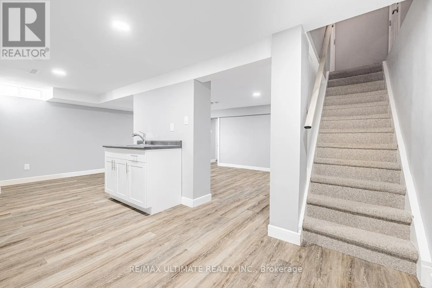 LOWER - 977 FERNDALE CRESCENT