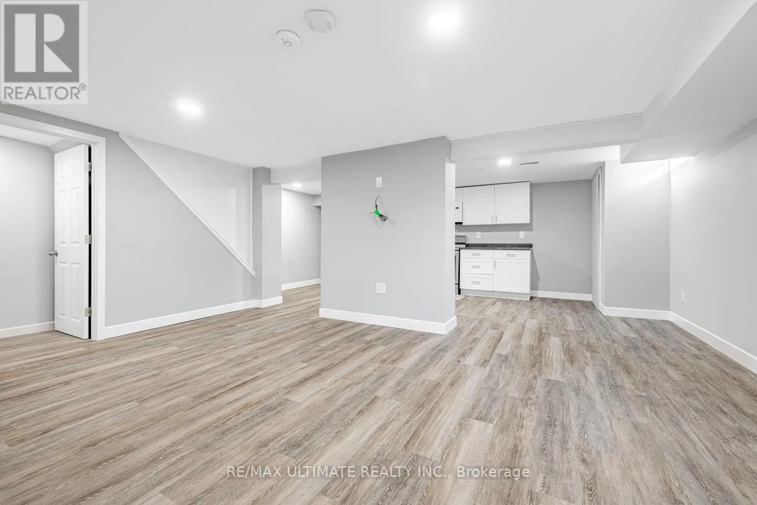 LOWER - 977 FERNDALE CRESCENT