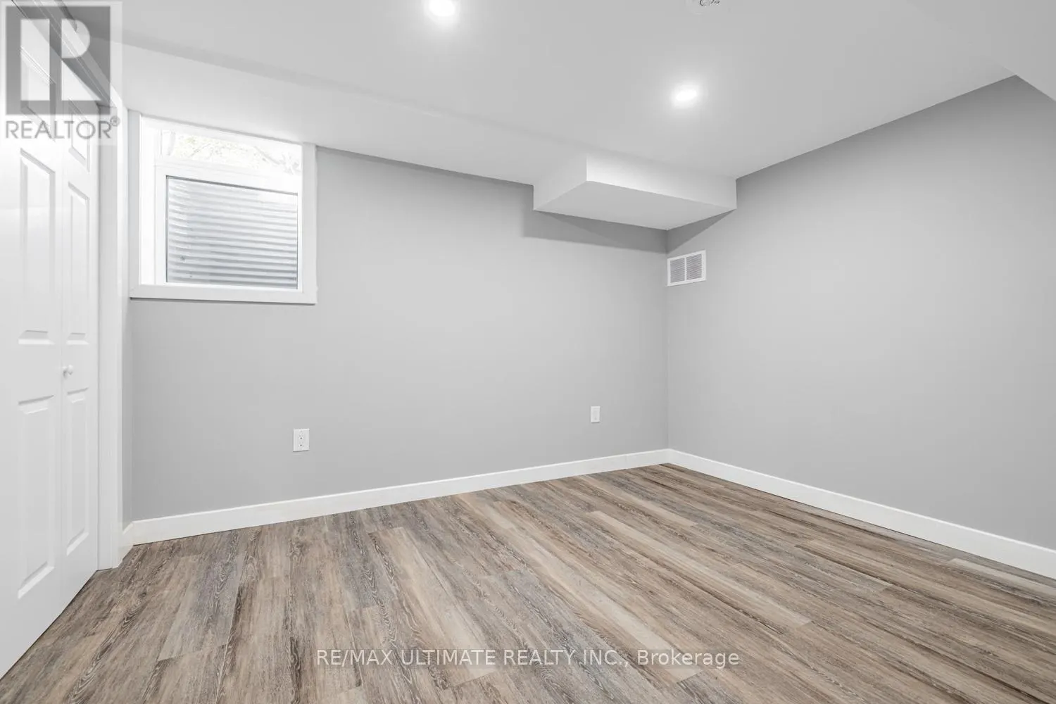 LOWER - 977 FERNDALE CRESCENT