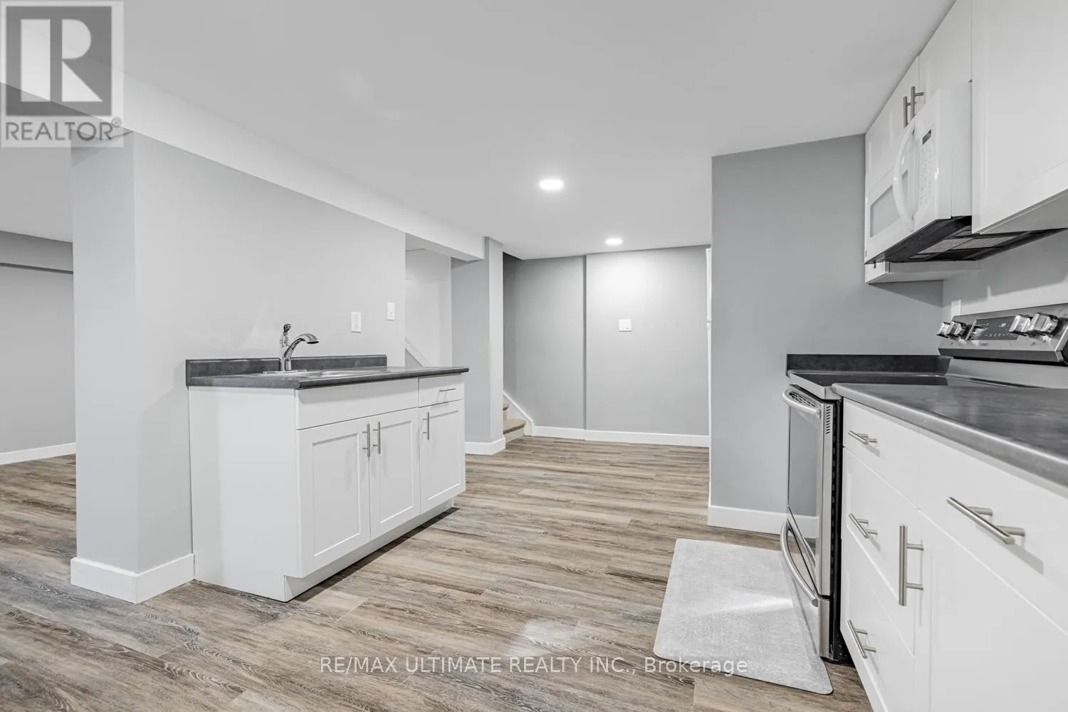 LOWER - 977 FERNDALE CRESCENT