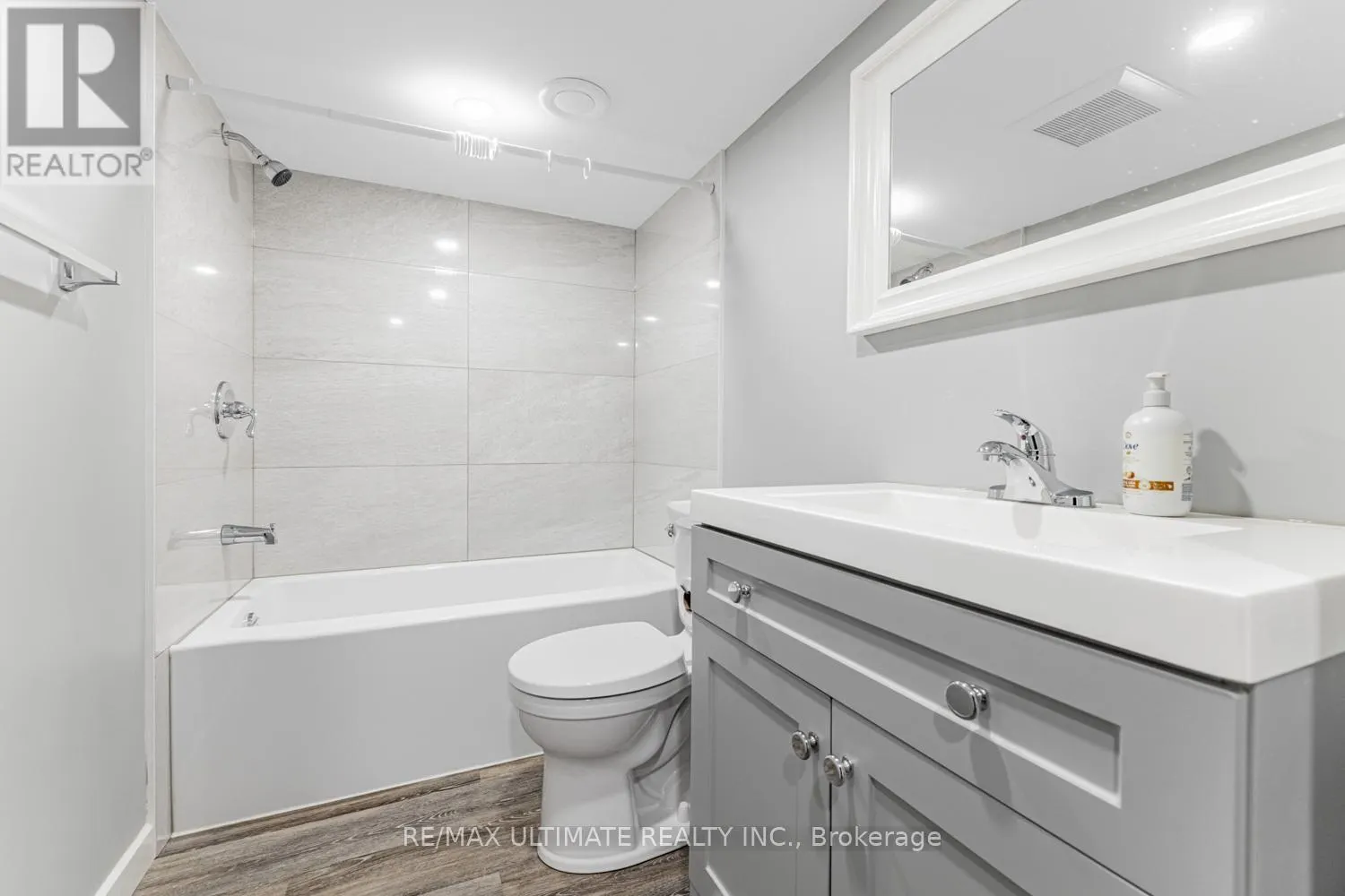 LOWER - 977 FERNDALE CRESCENT