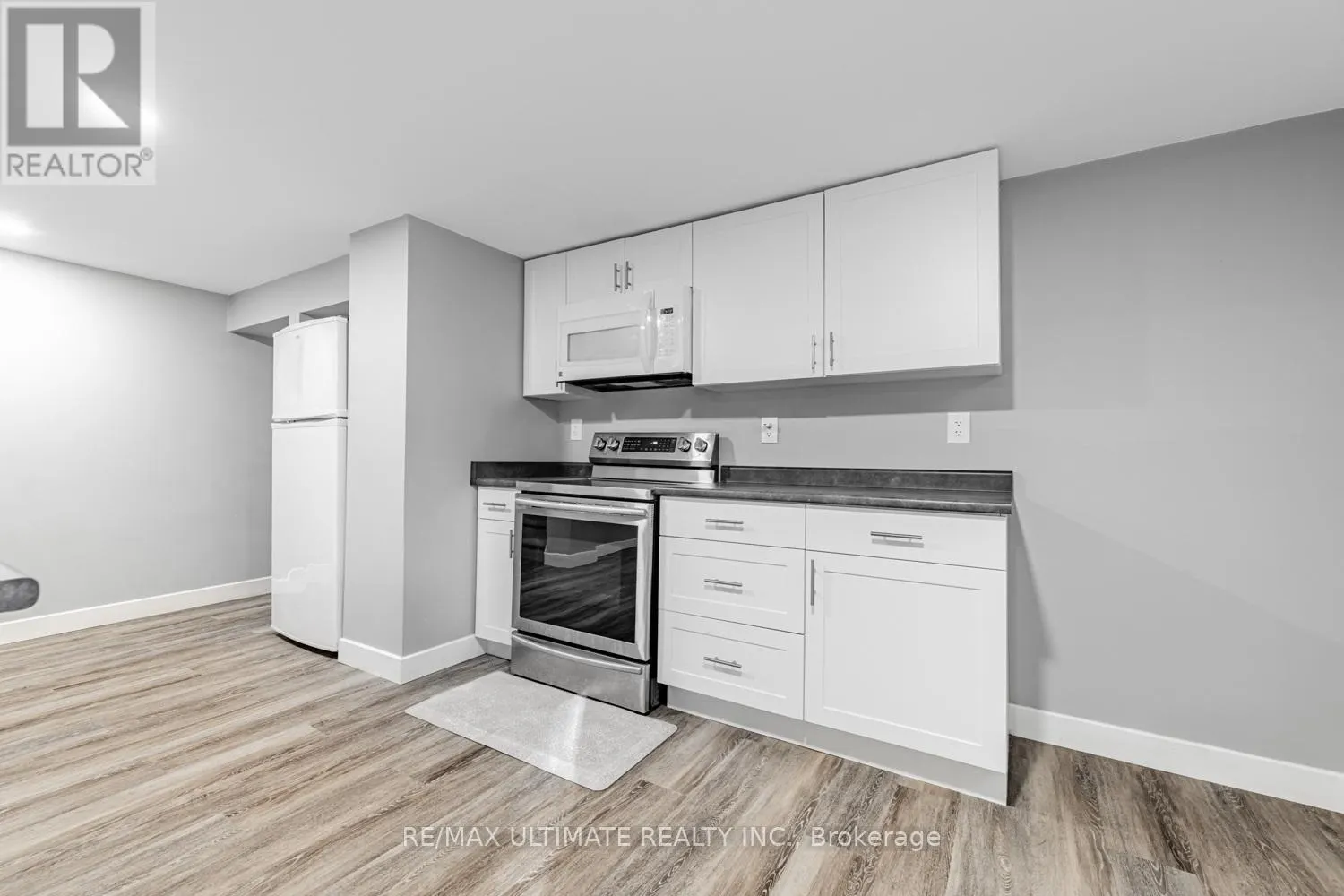 LOWER - 977 FERNDALE CRESCENT