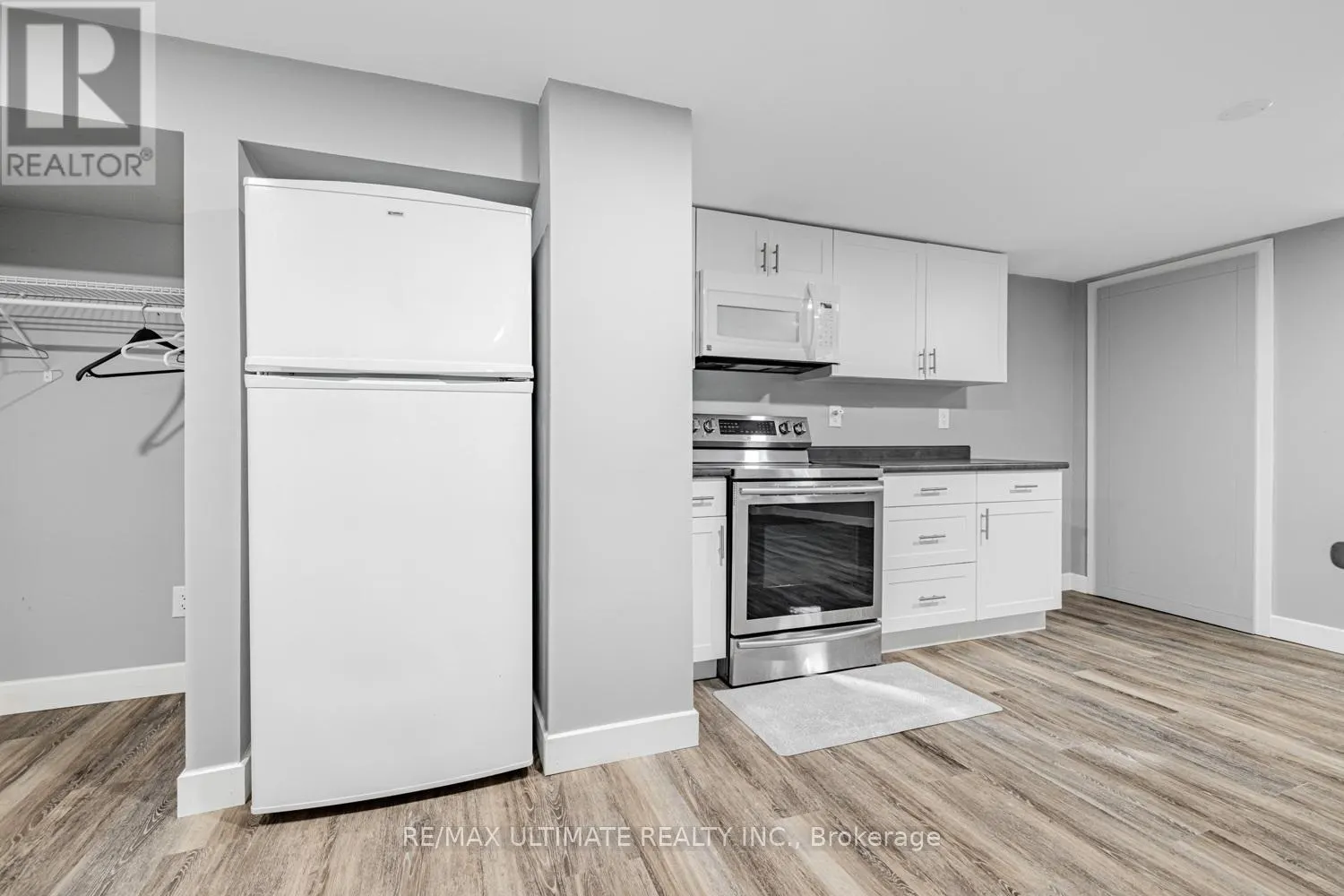 LOWER - 977 FERNDALE CRESCENT