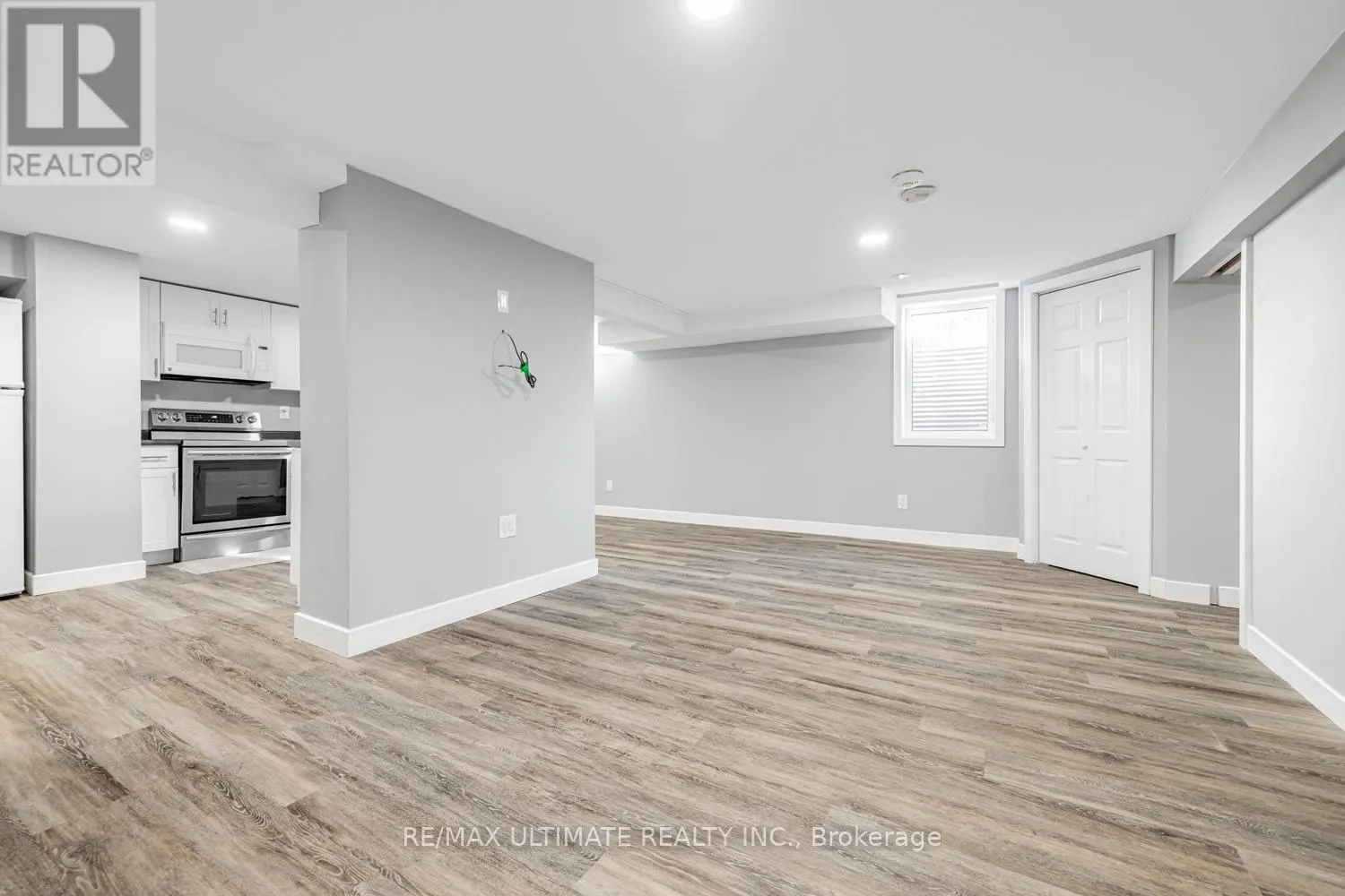 LOWER - 977 FERNDALE CRESCENT