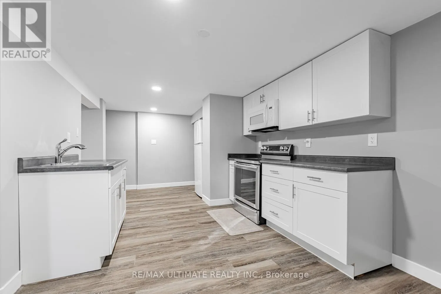 LOWER - 977 FERNDALE CRESCENT