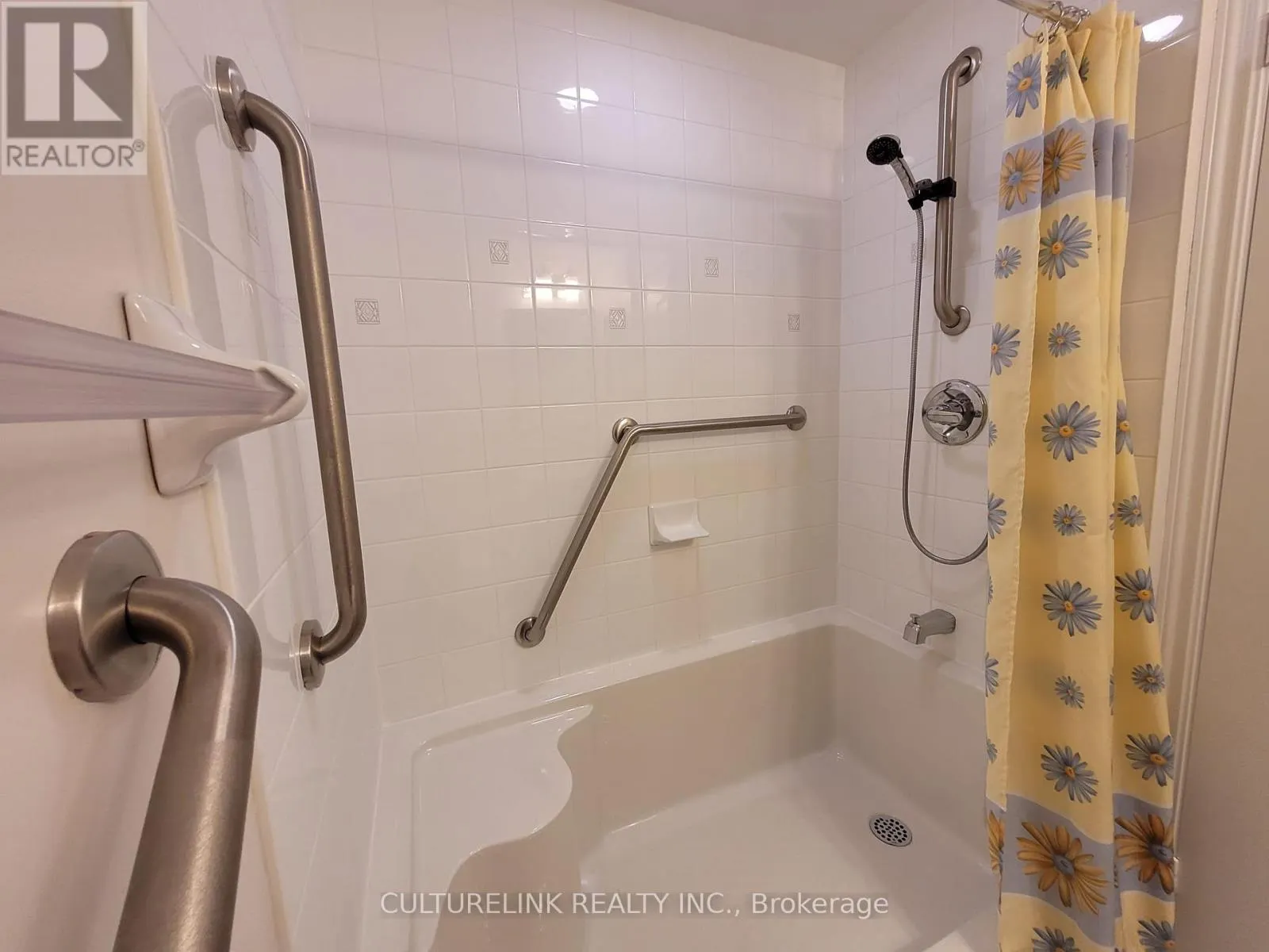 633 - 11211 YONGE STREET