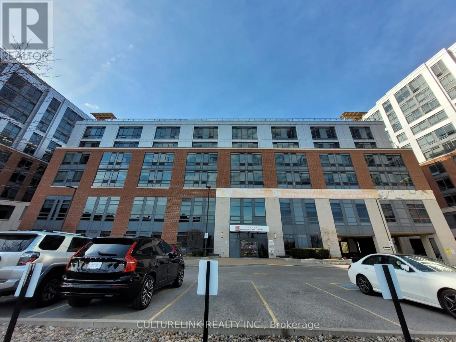 633 - 11211 YONGE STREET