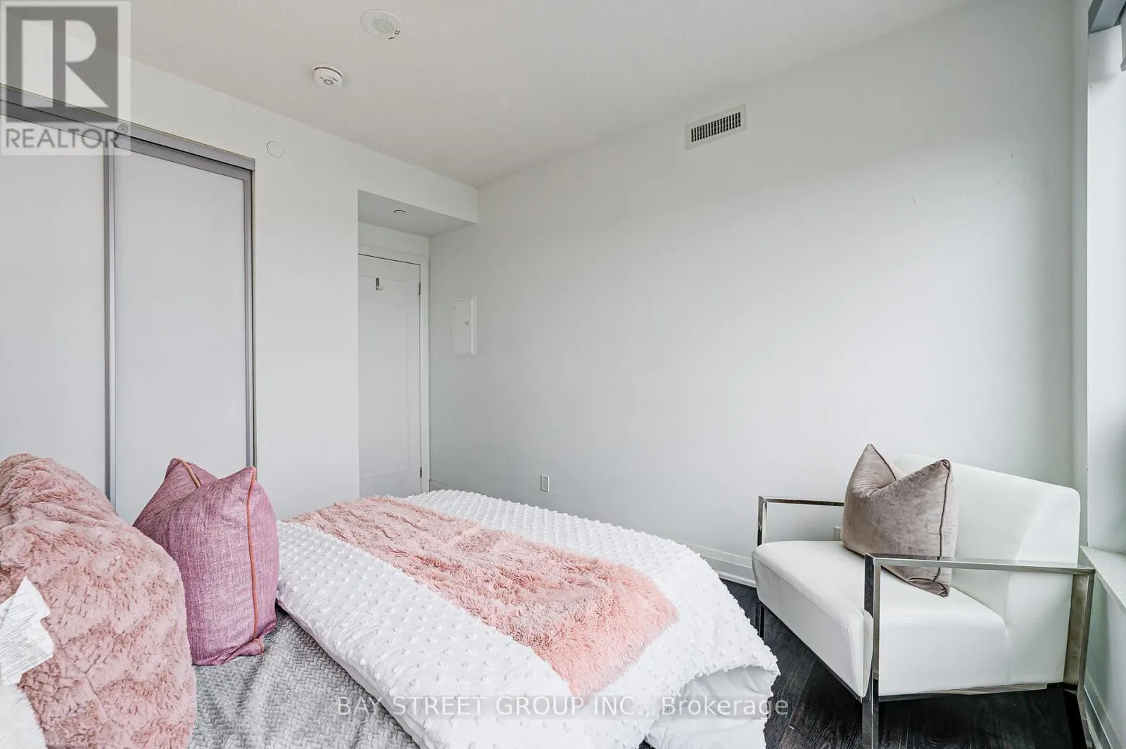 1606 - 398 HIGHWAY 7 E