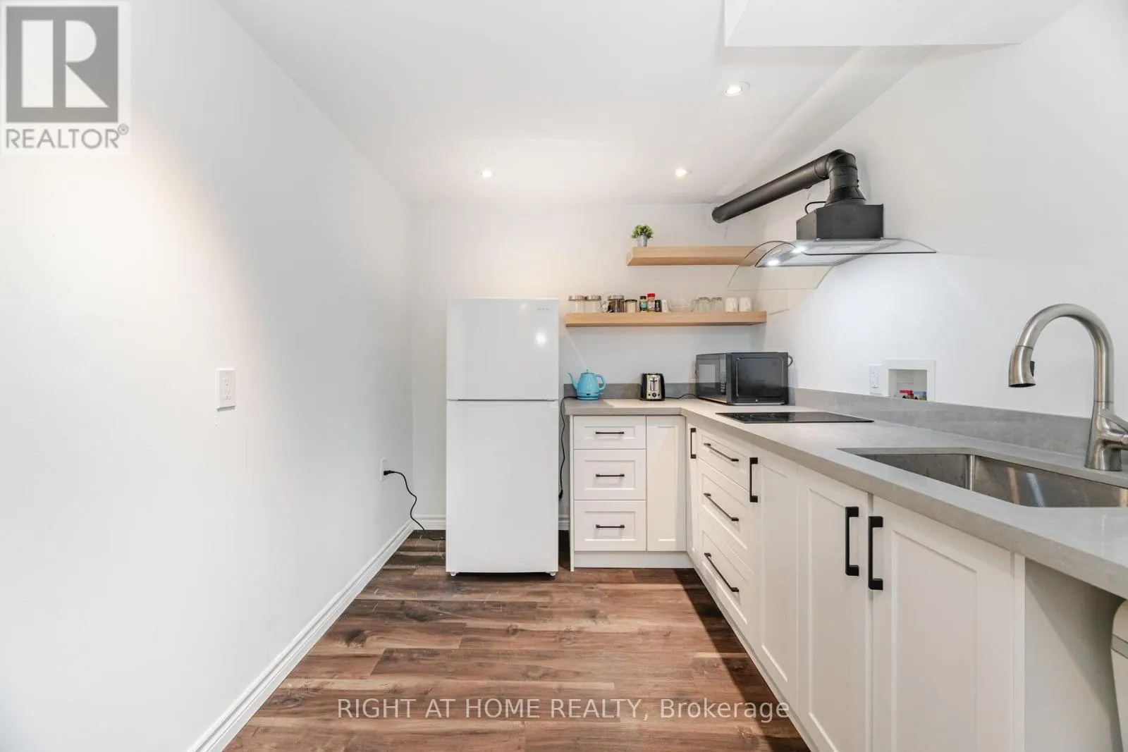 ENTIRE HOUSE - 15 KEMANO ROAD