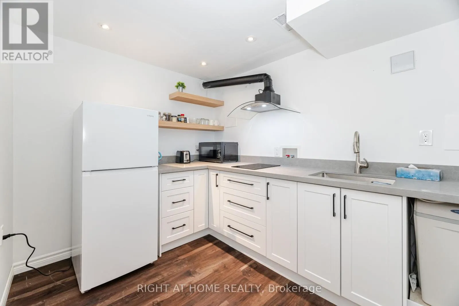 ENTIRE HOUSE - 15 KEMANO ROAD