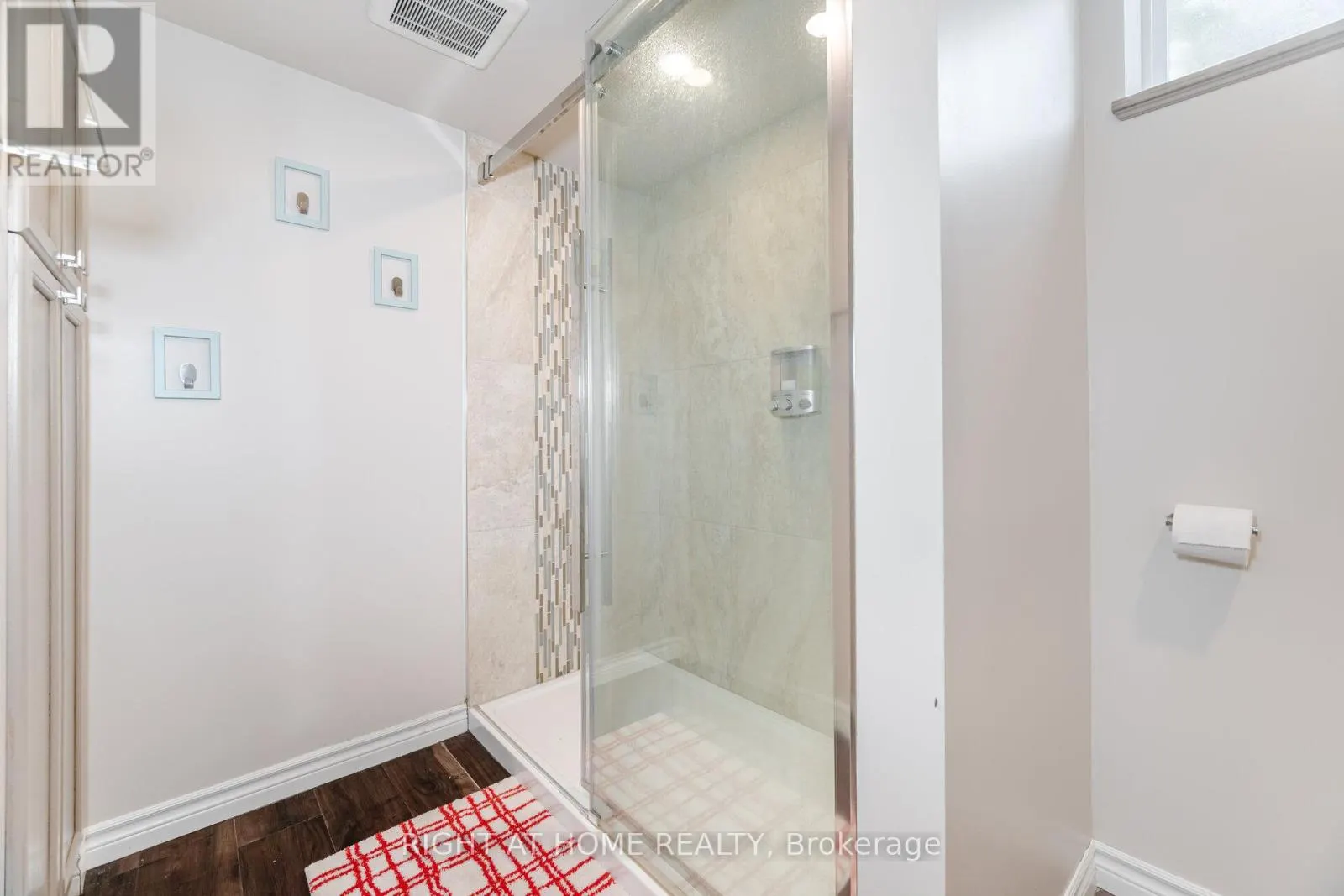 ENTIRE HOUSE - 15 KEMANO ROAD