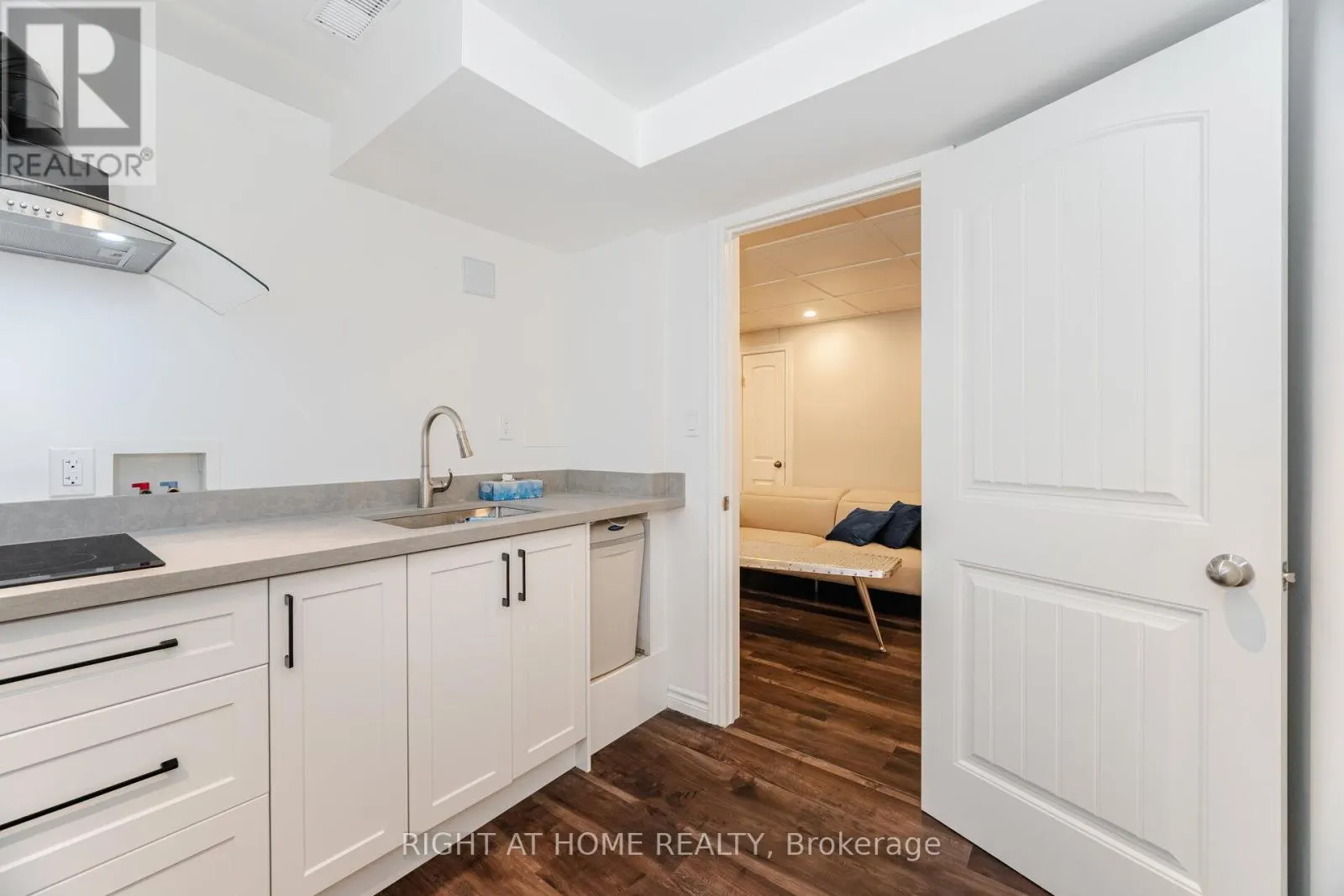 ENTIRE HOUSE - 15 KEMANO ROAD