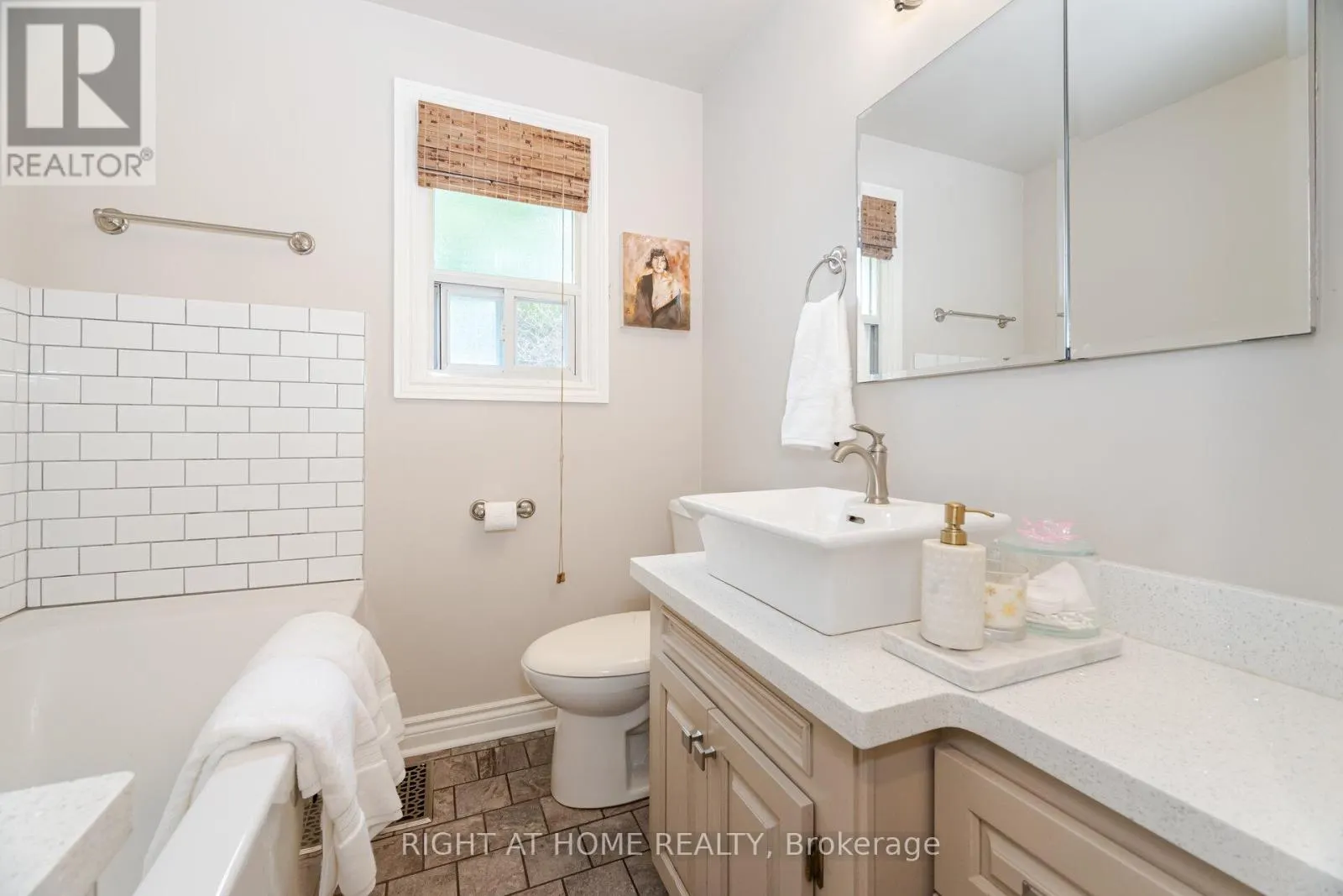 ENTIRE HOUSE - 15 KEMANO ROAD