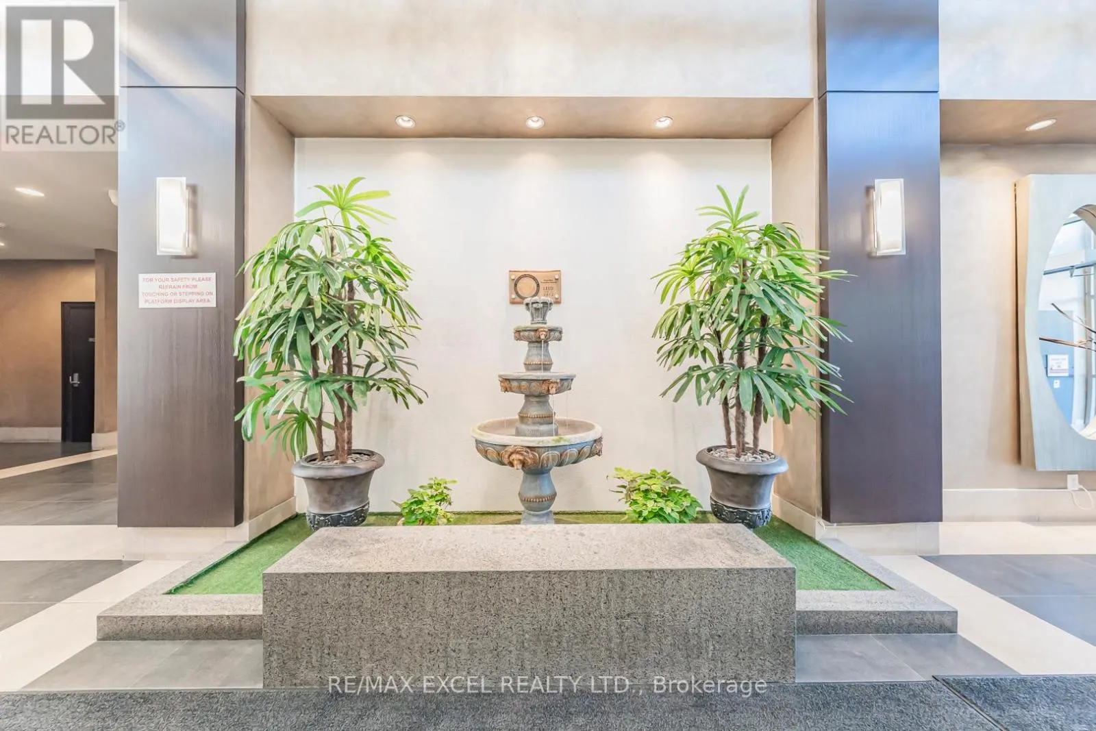 110 - 1 UPPER DUKE CRESCENT