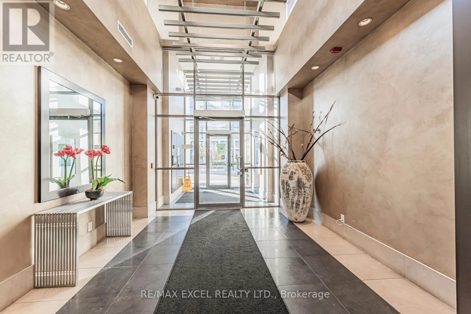 110 - 1 UPPER DUKE CRESCENT