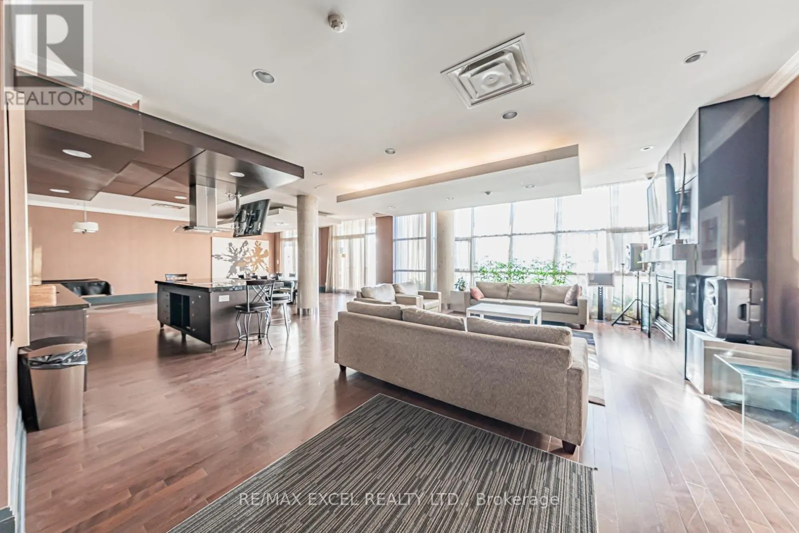 110 - 1 UPPER DUKE CRESCENT