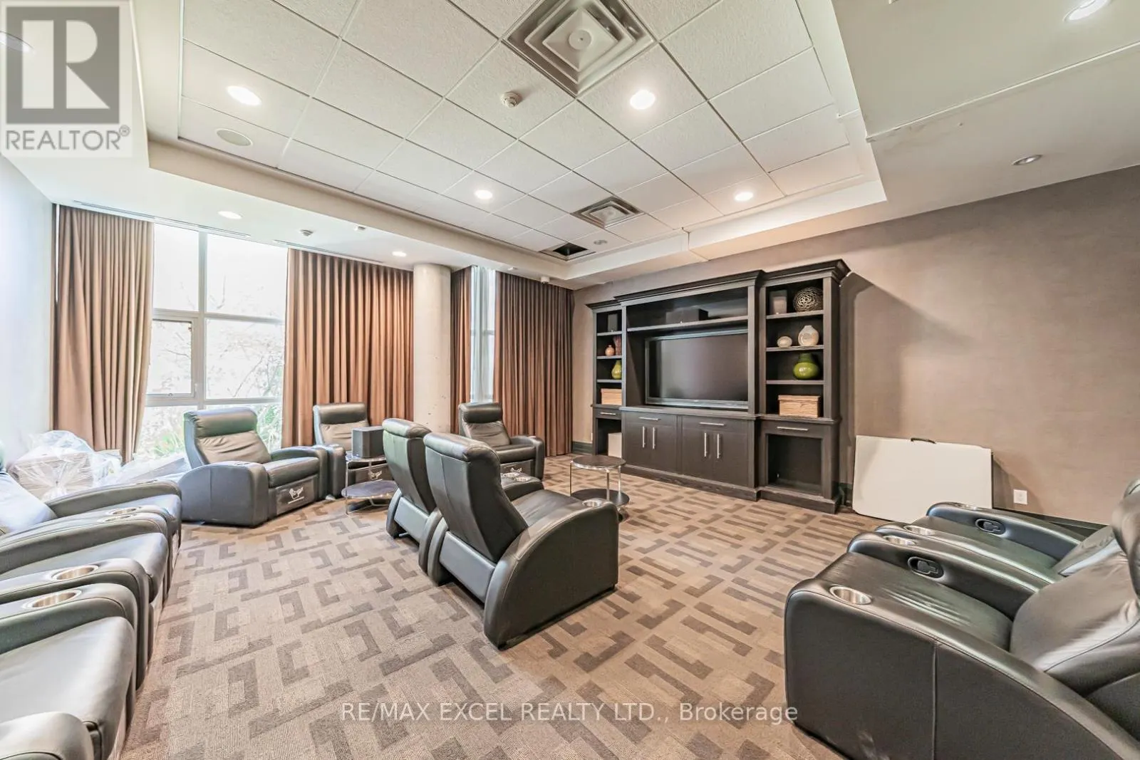 110 - 1 UPPER DUKE CRESCENT