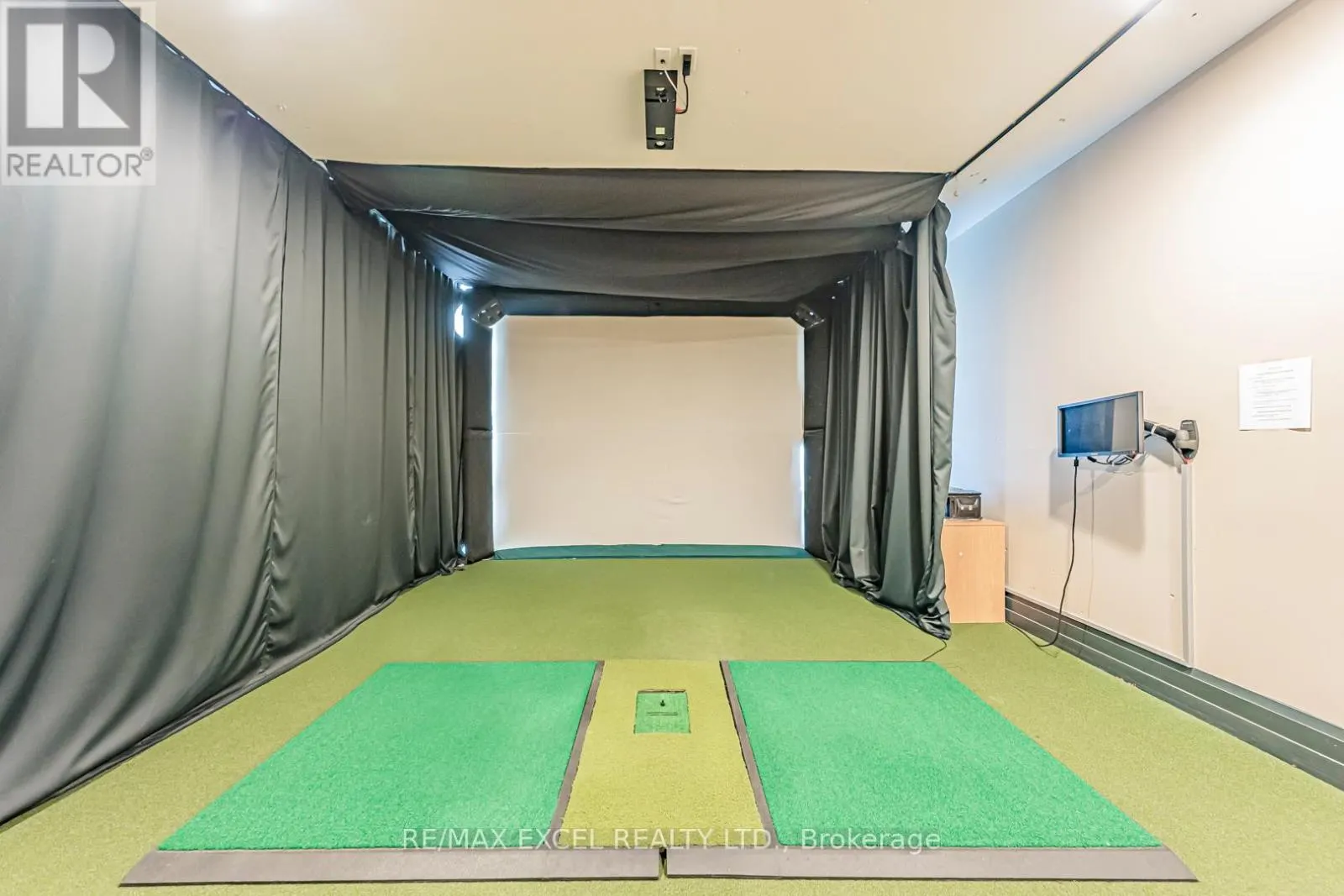 110 - 1 UPPER DUKE CRESCENT