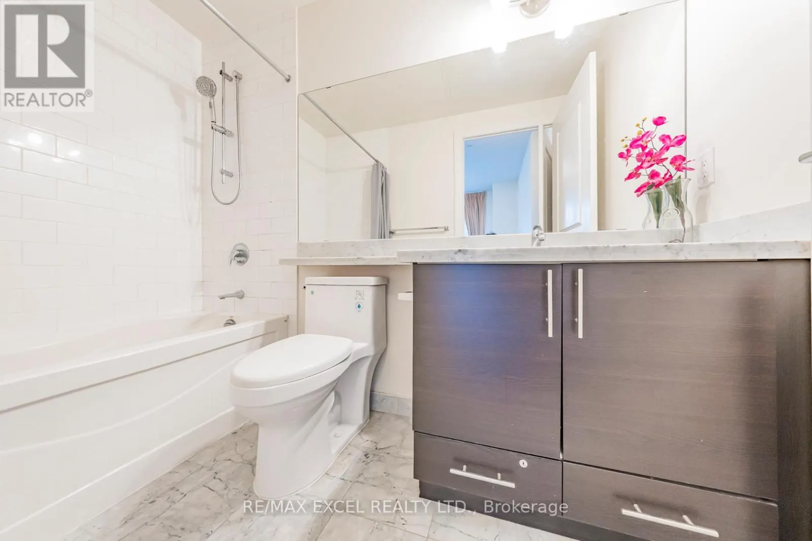 110 - 1 UPPER DUKE CRESCENT