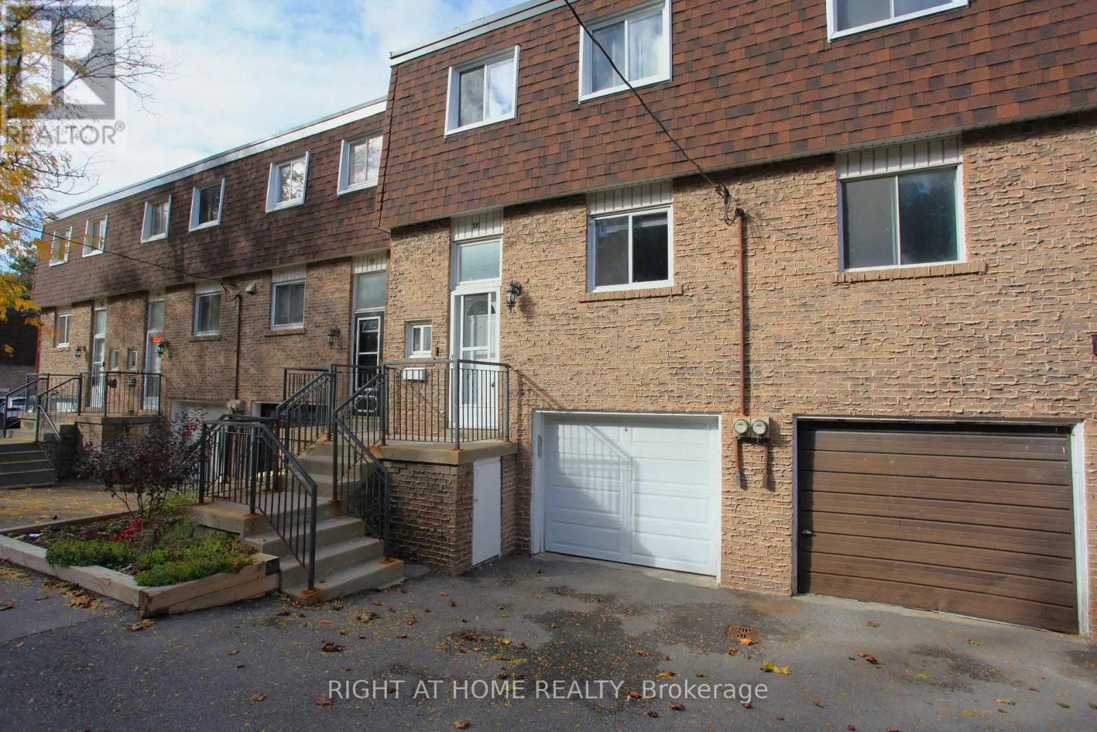 38 - 38 THE CARRIAGE WAY