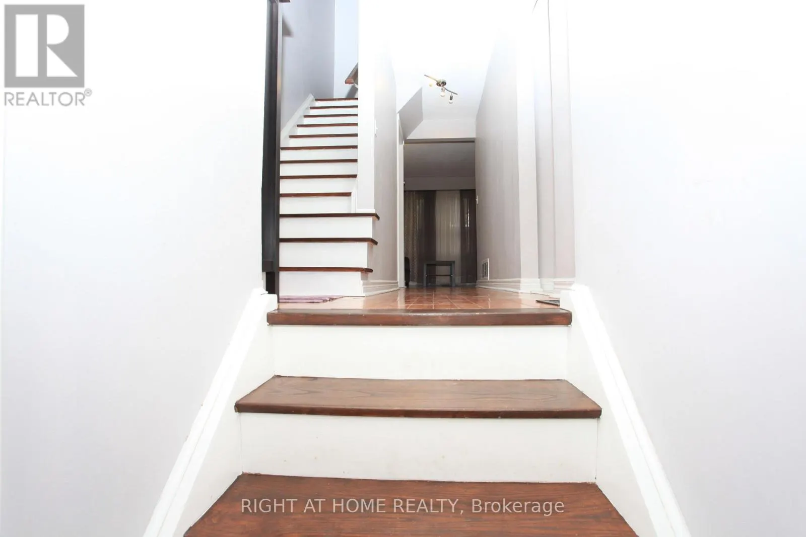 38 - 38 THE CARRIAGE WAY