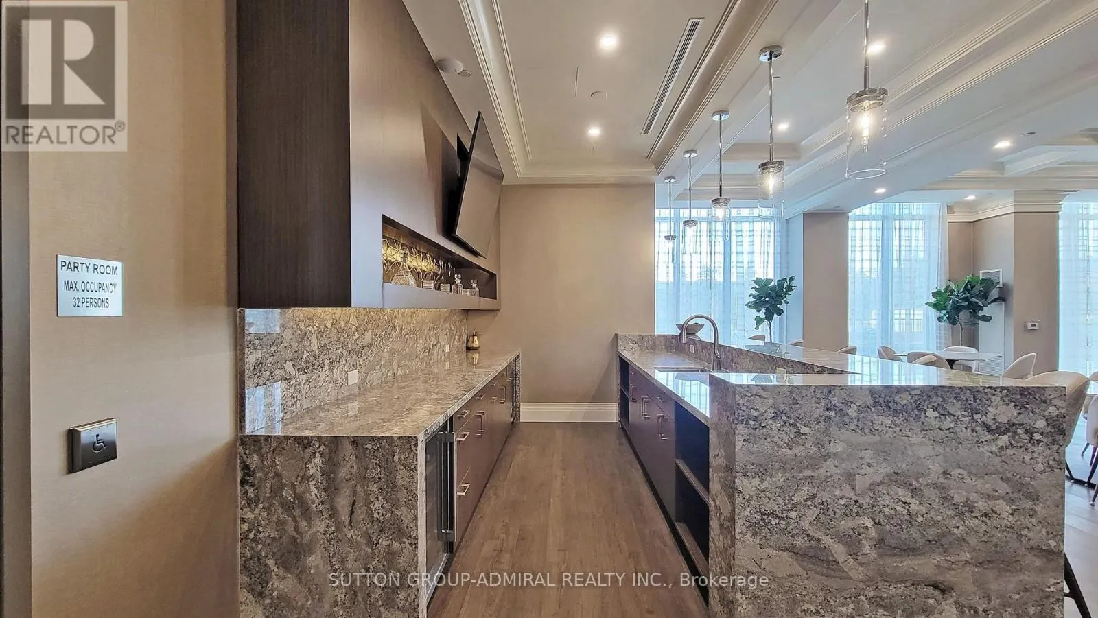 716 - 10 GATINEAU DRIVE