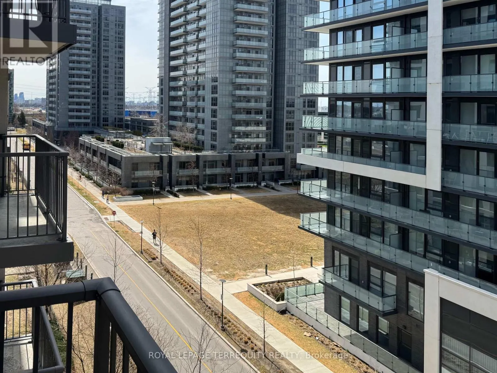 812 - 185 ONEIDA CRESCENT